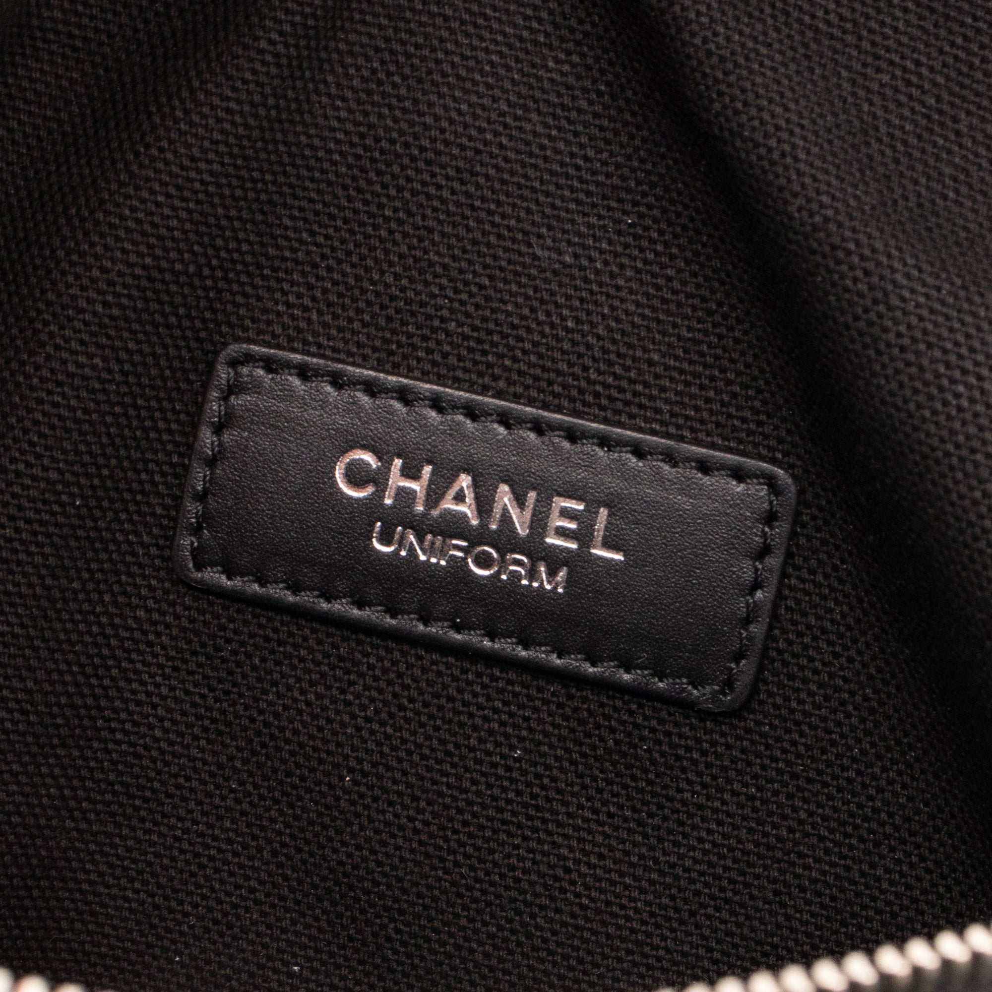 CHANEL - Sac ceinture Chanel en cuir lisse noir