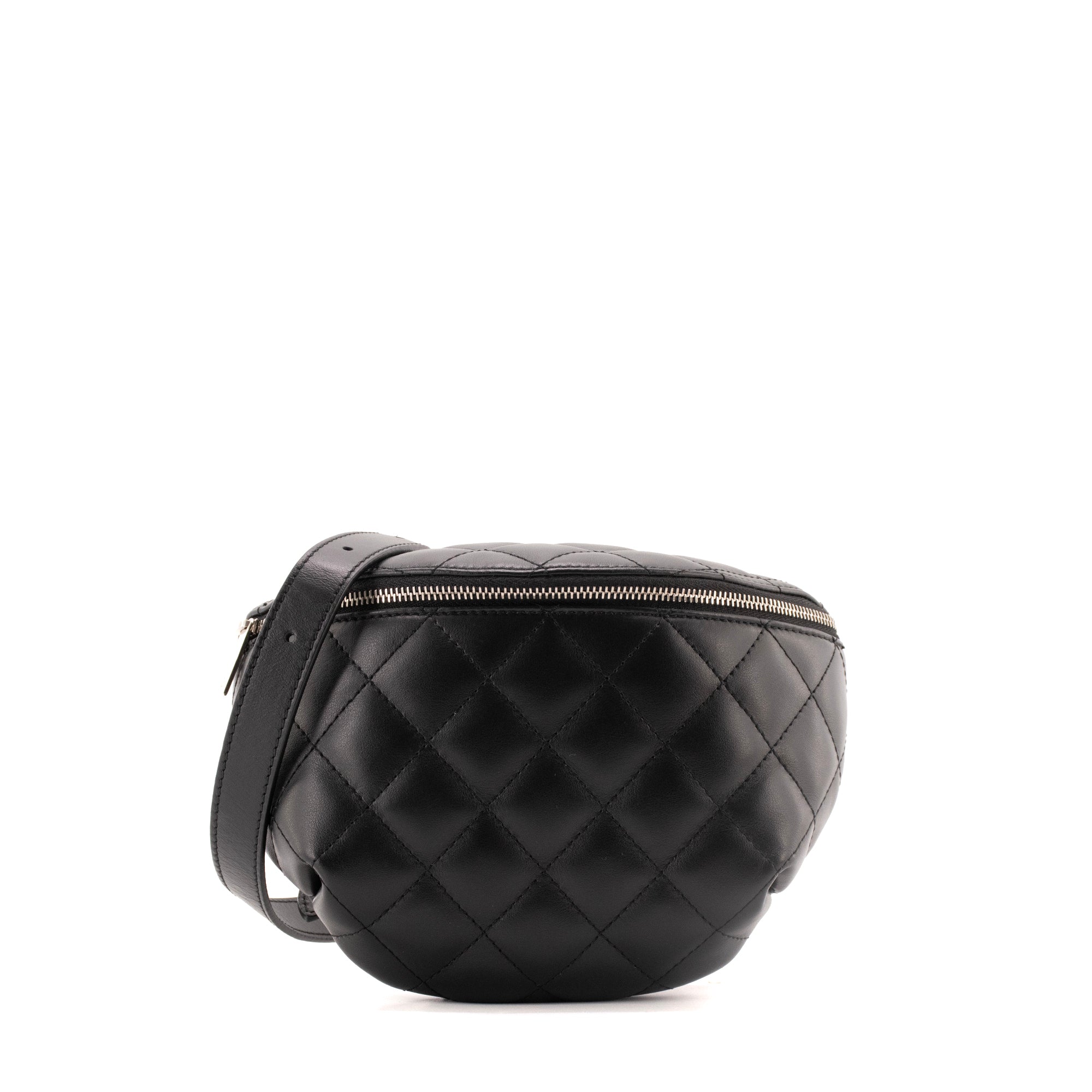 CHANEL - Sac ceinture Chanel en cuir lisse noir