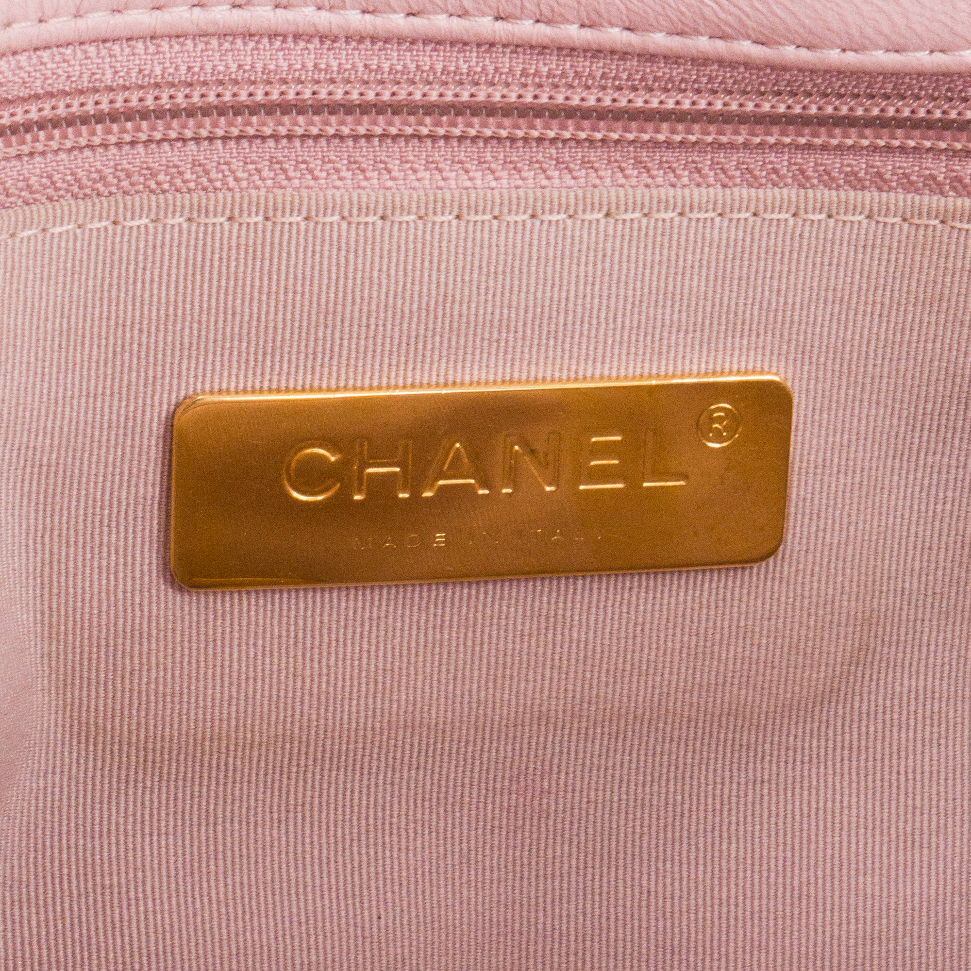 CHANEL - Sac à bandoulière Chanel 19 en cuir lisse rose