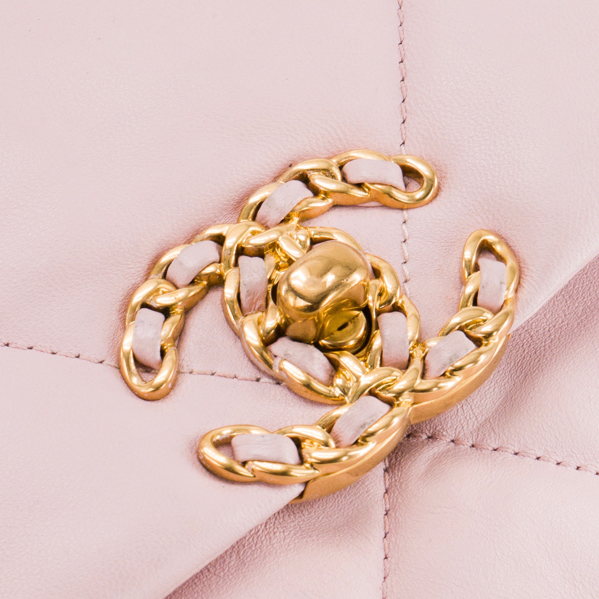 CHANEL - Sac à bandoulière Chanel 19 en cuir lisse rose