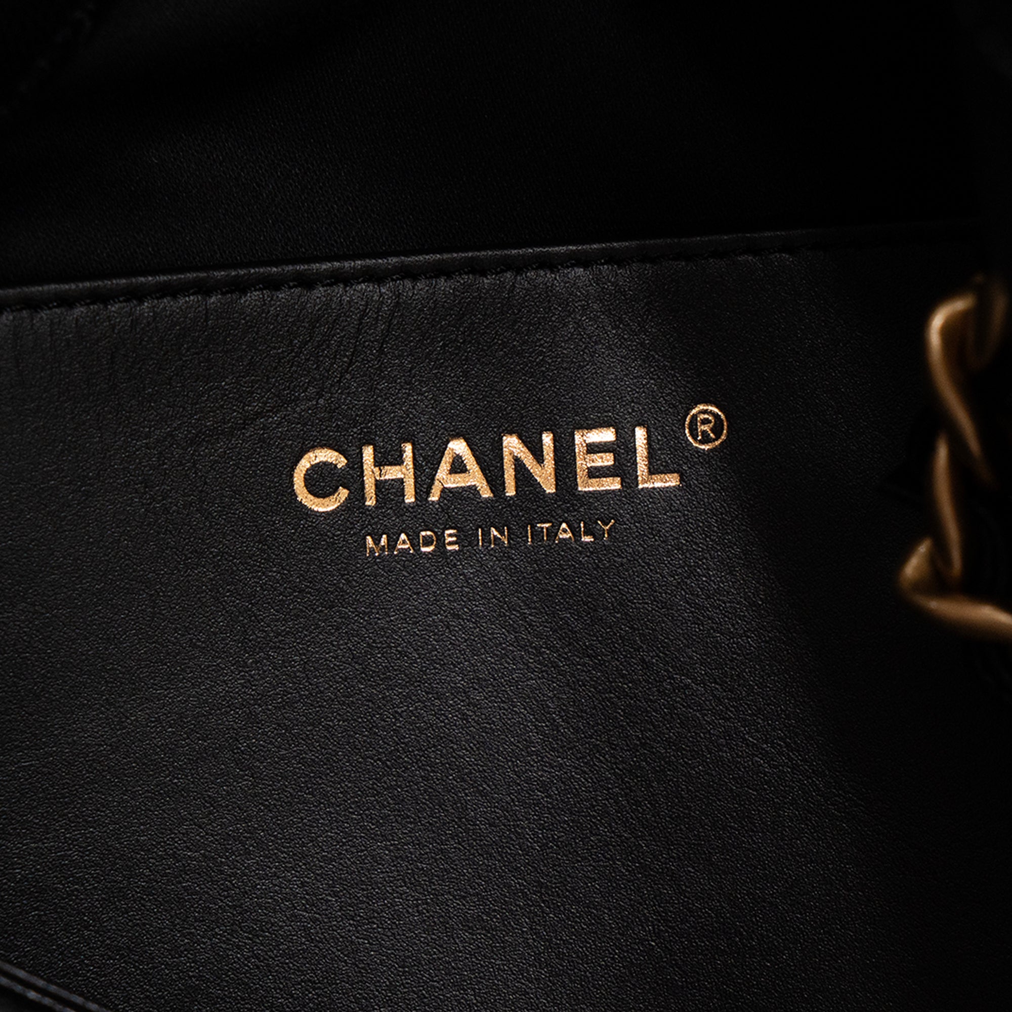 CHANEL - Sac à épaule Chanel 25 Large en cuir caviar noir