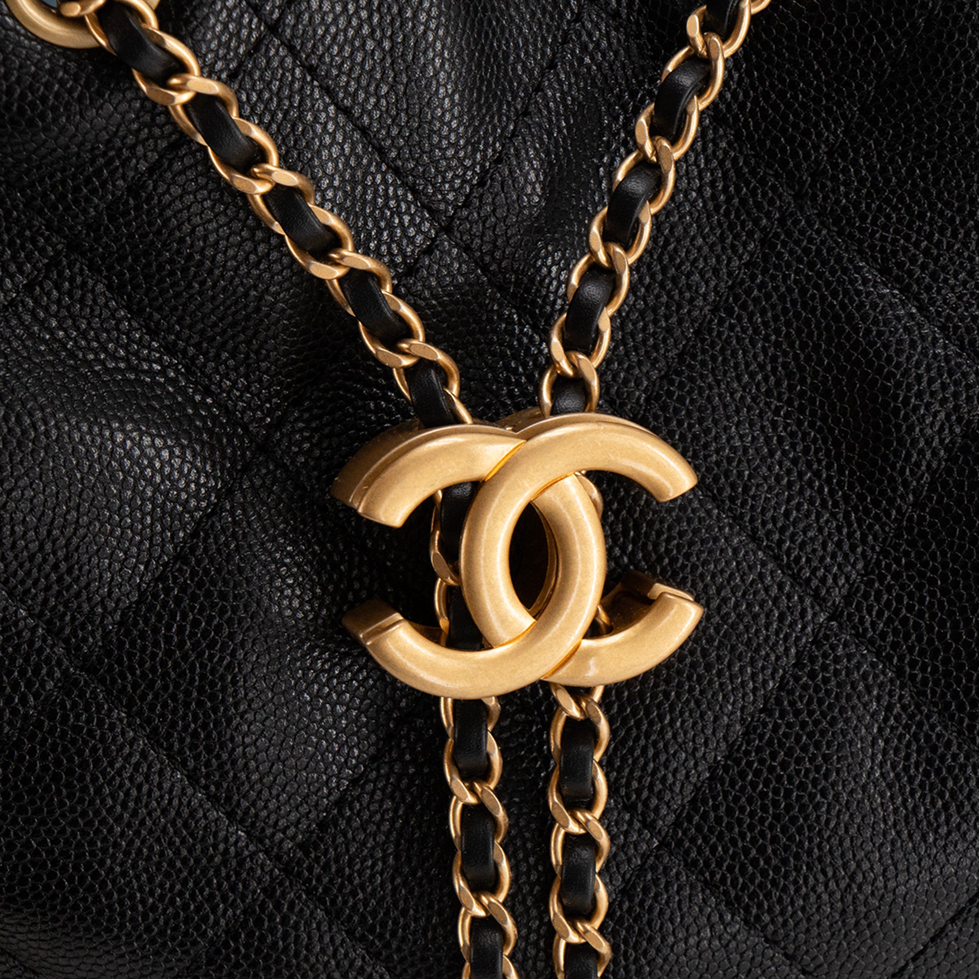 CHANEL - Sac à épaule Chanel 25 Large en cuir caviar noir