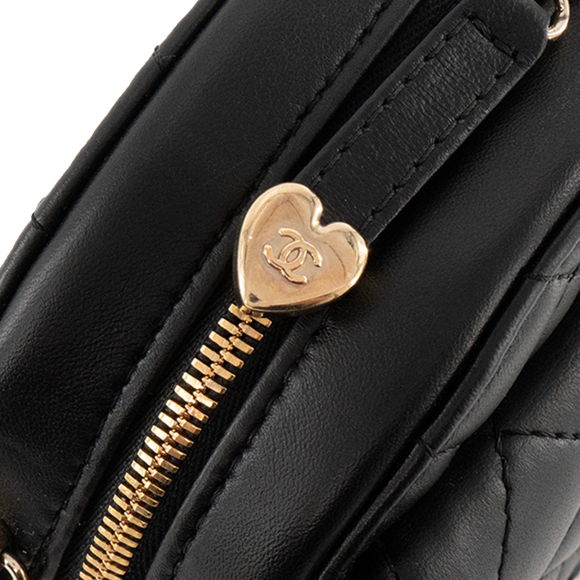 CHANEL - Sac à bandoulière Love Heart large Chanel en cuir lisse noir