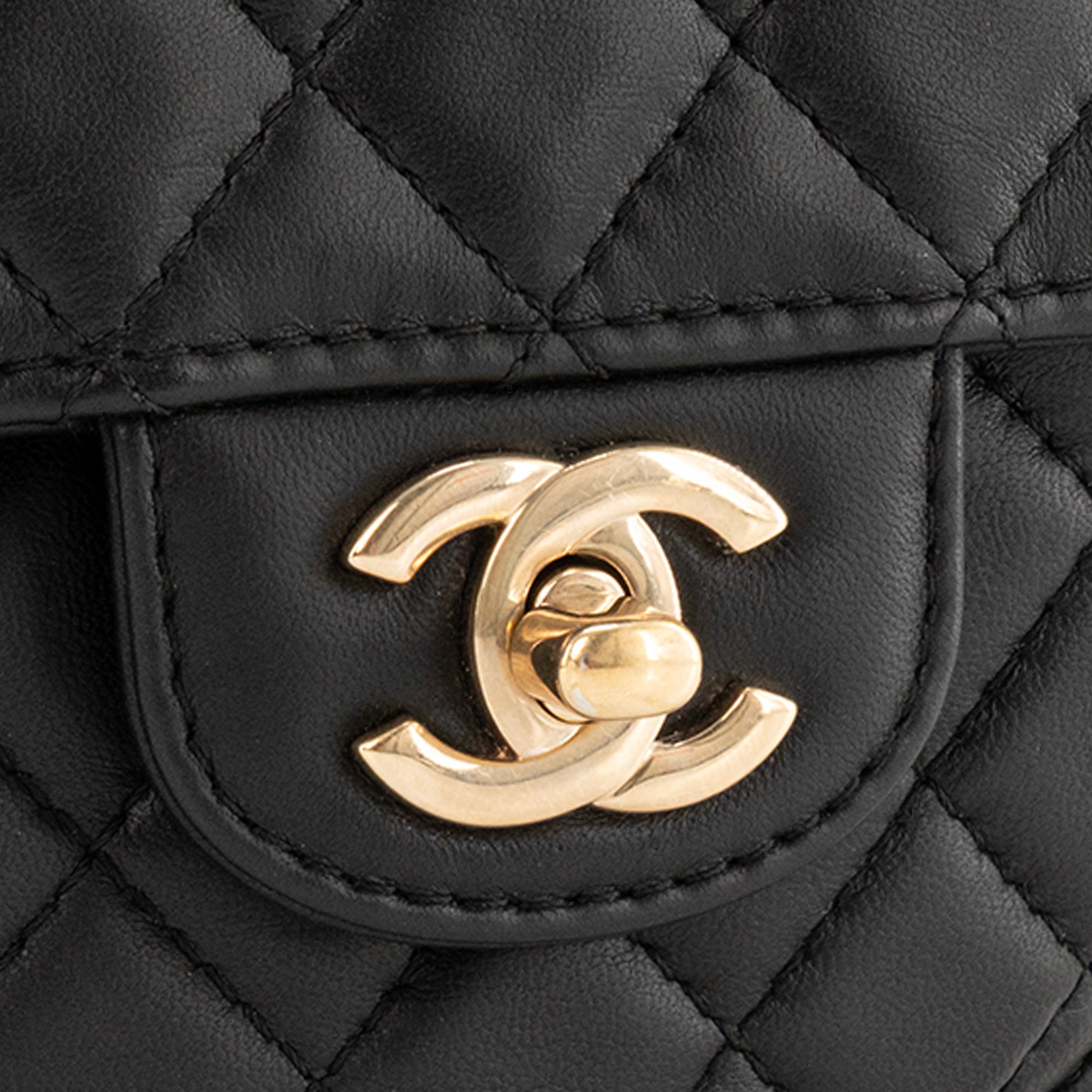 CHANEL - Sac à bandoulière Love Heart large Chanel en cuir lisse noir