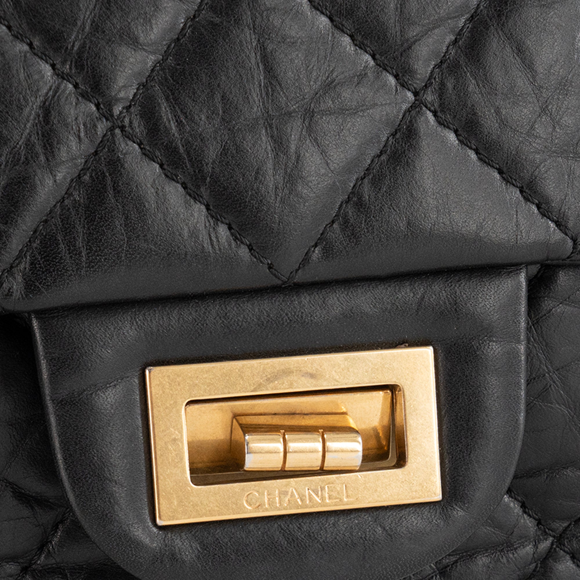 CHANEL - Sac à bandoulière 2.55 large Chanel en cuir froissé noir