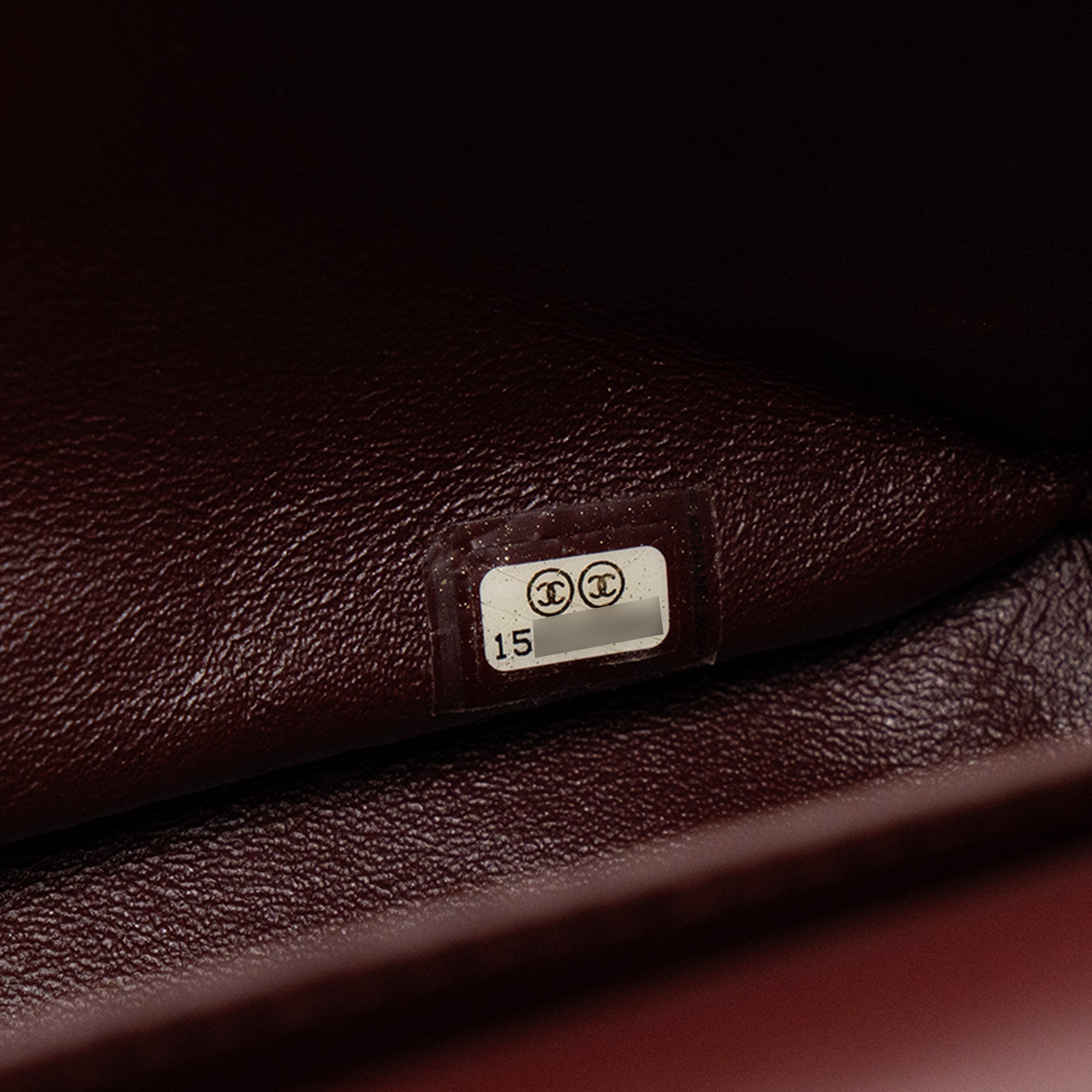 CHANEL - Sac à bandoulière 2.55 large Chanel en cuir froissé noir