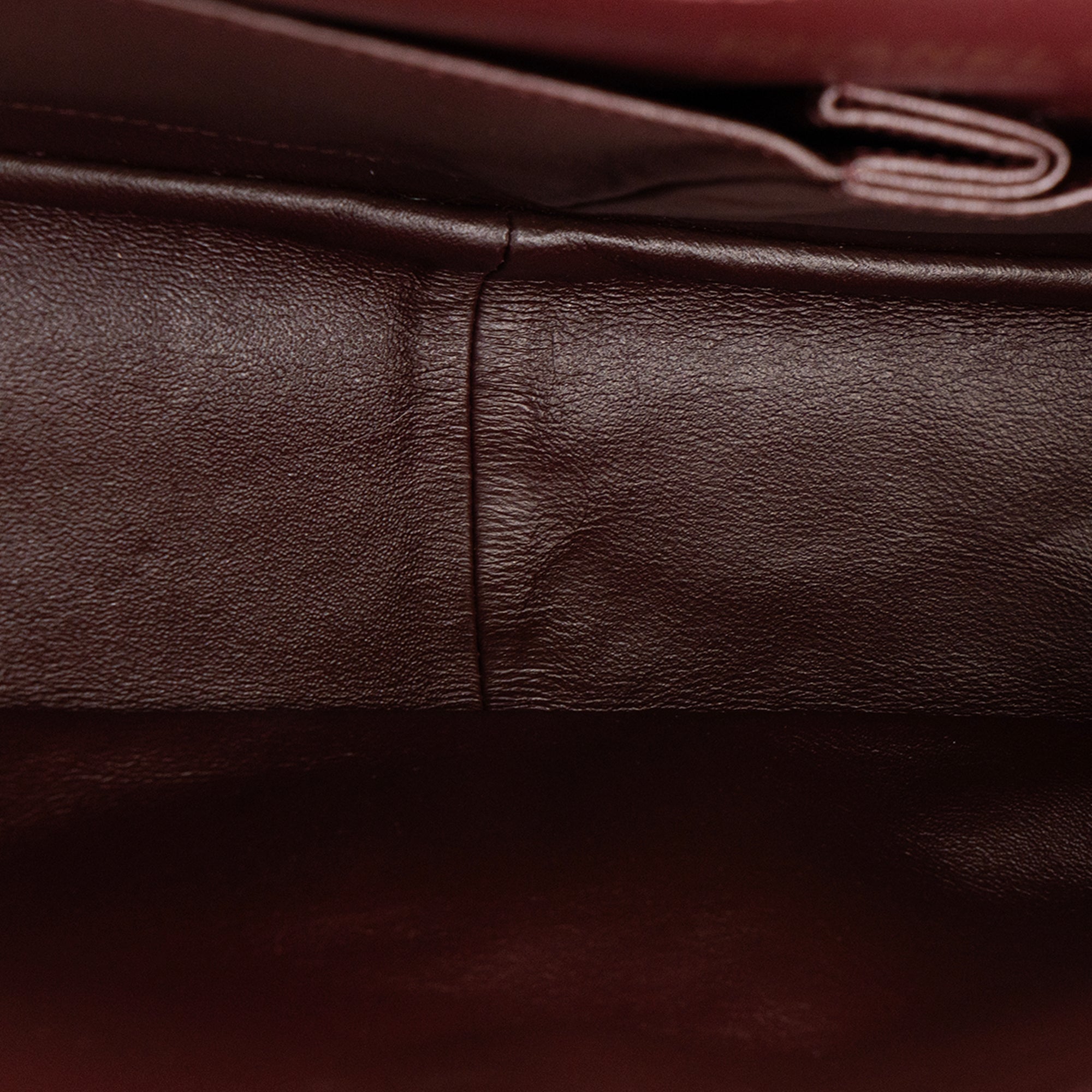 CHANEL - Sac à bandoulière 2.55 large Chanel en cuir froissé noir