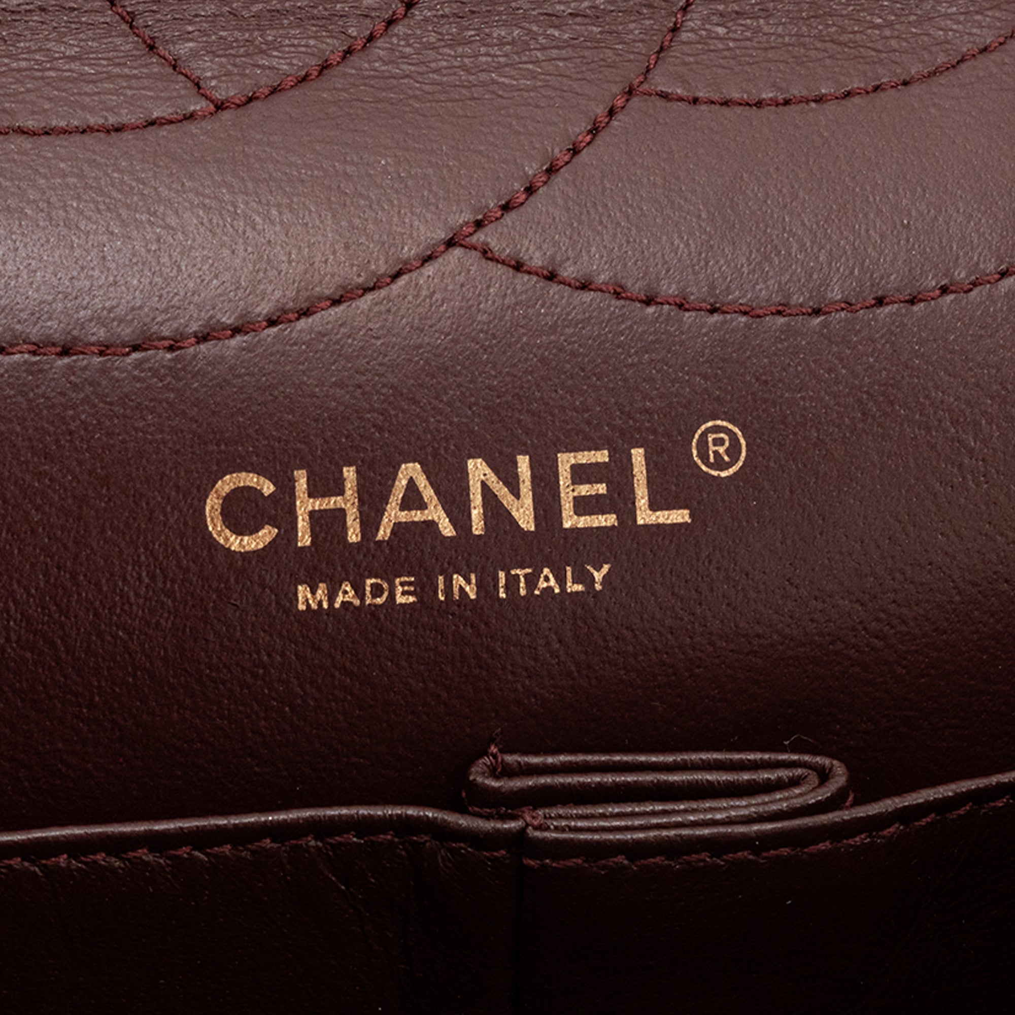 CHANEL - Sac à bandoulière 2.55 large Chanel en cuir froissé noir