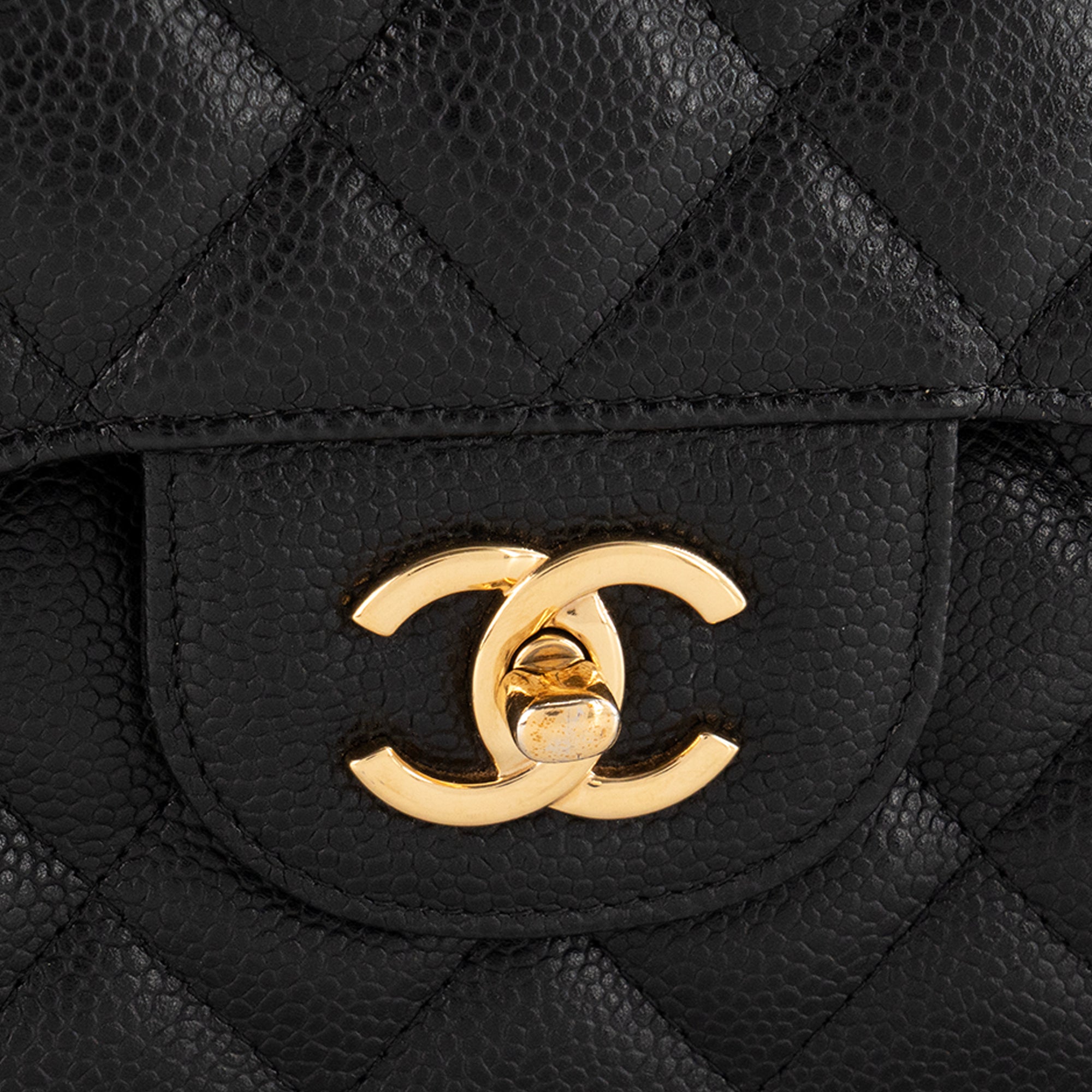 CHANEL - Sac à bandoulière Classique/Timeless Jumbo Chanel en cuir caviar noir
