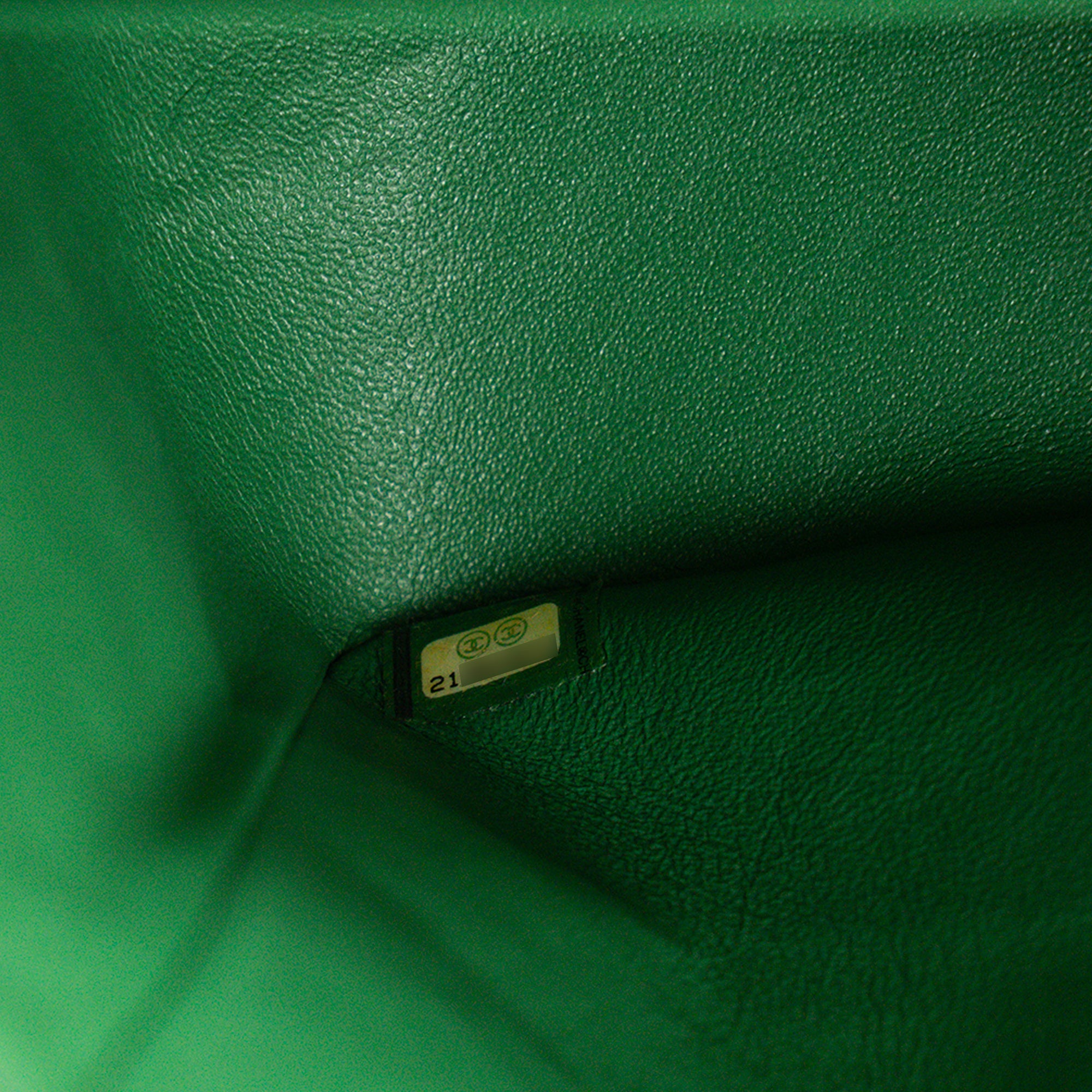 CHANEL - Sac à bandoulière Classique/Timeless Jumbo Chanel en cuir caviar vert