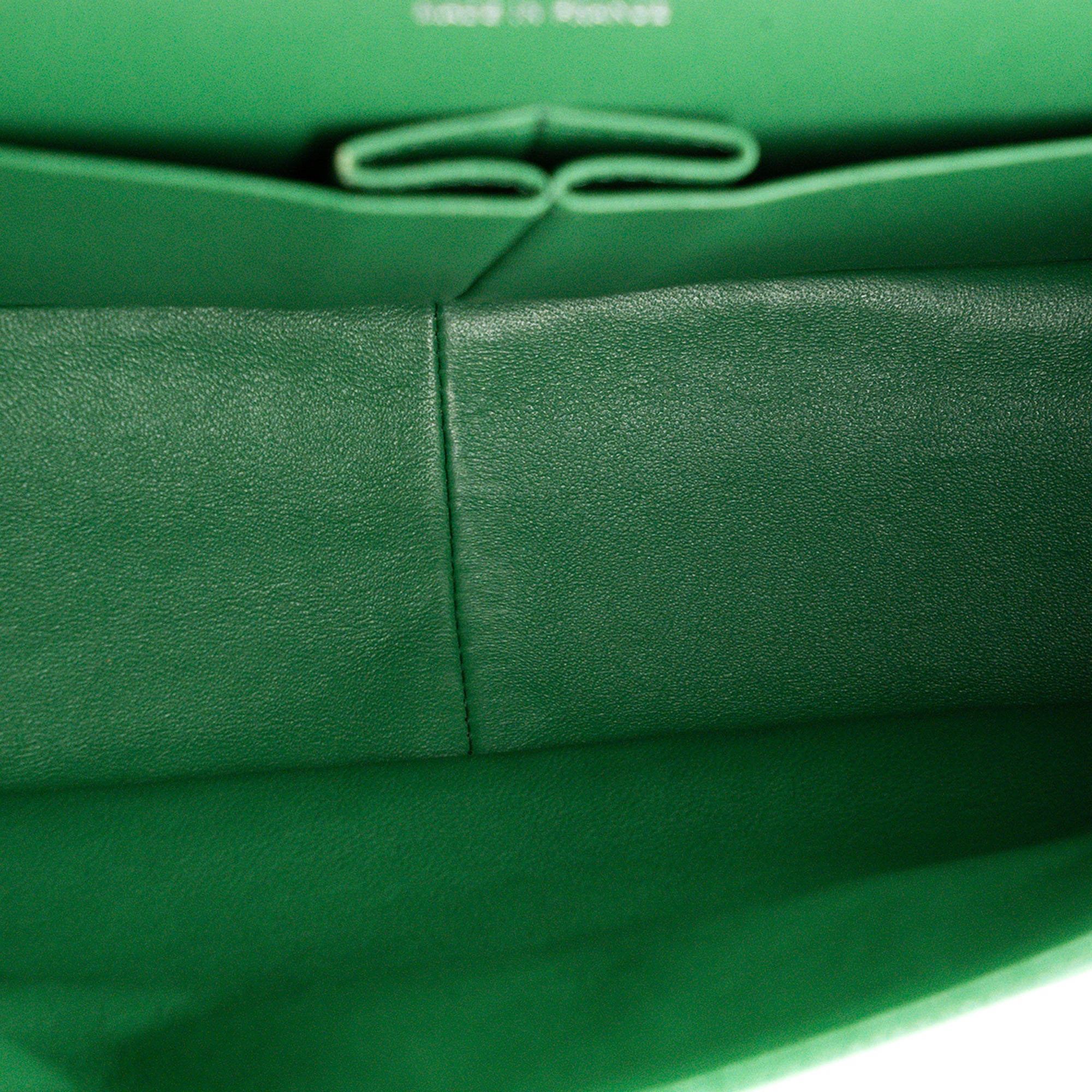 CHANEL - Sac à bandoulière Classique/Timeless Jumbo Chanel en cuir caviar vert