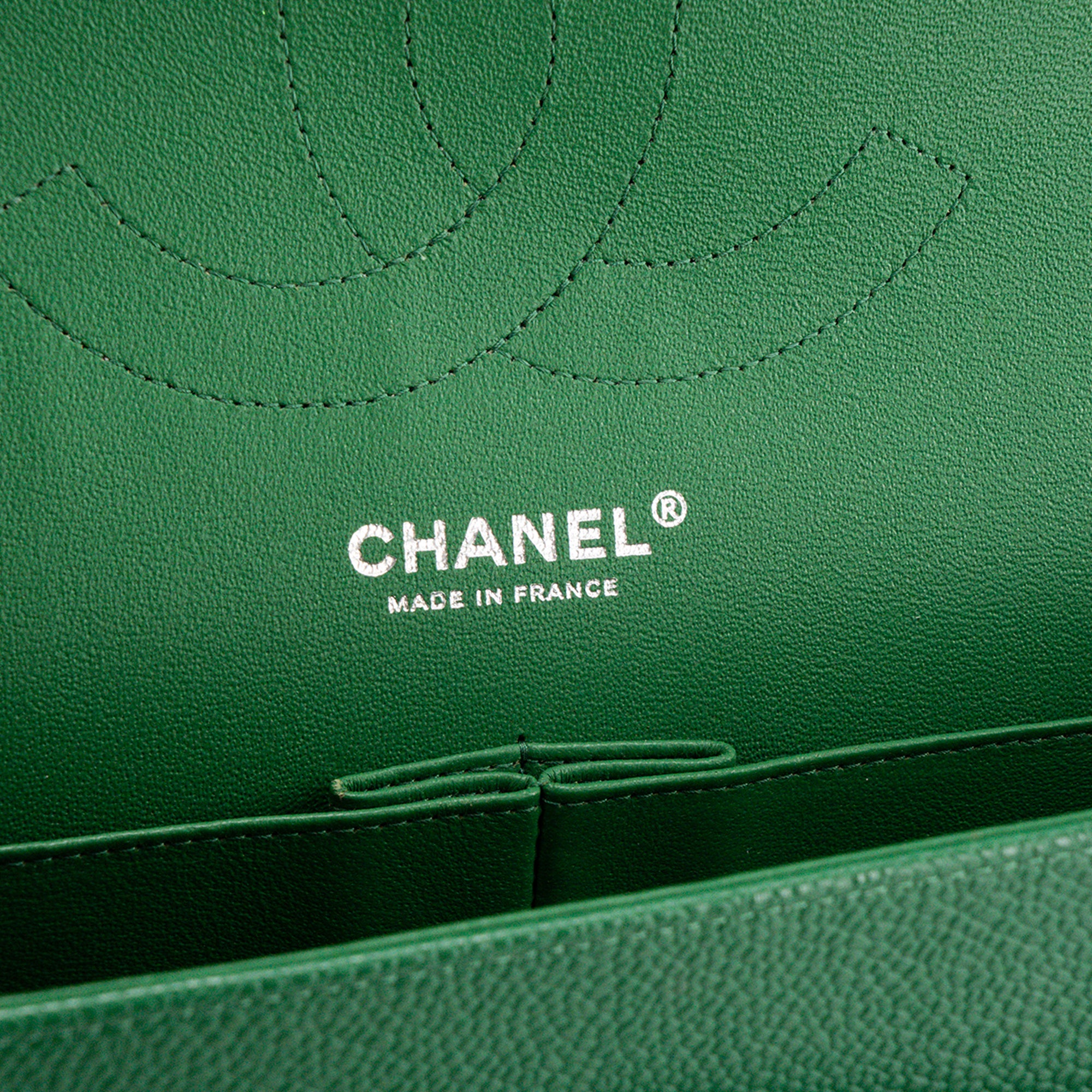 CHANEL - Sac à bandoulière Classique/Timeless Jumbo Chanel en cuir caviar vert