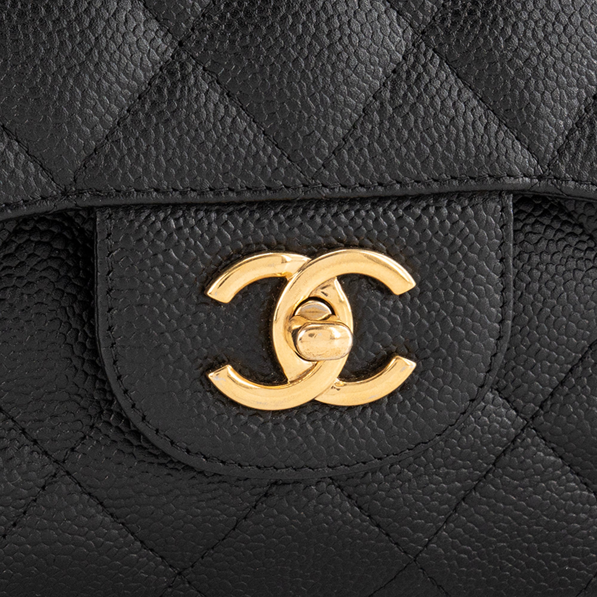 CHANEL - Sac à bandoulière Classique/Timeless Jumbo Chanel en cuir caviar noir