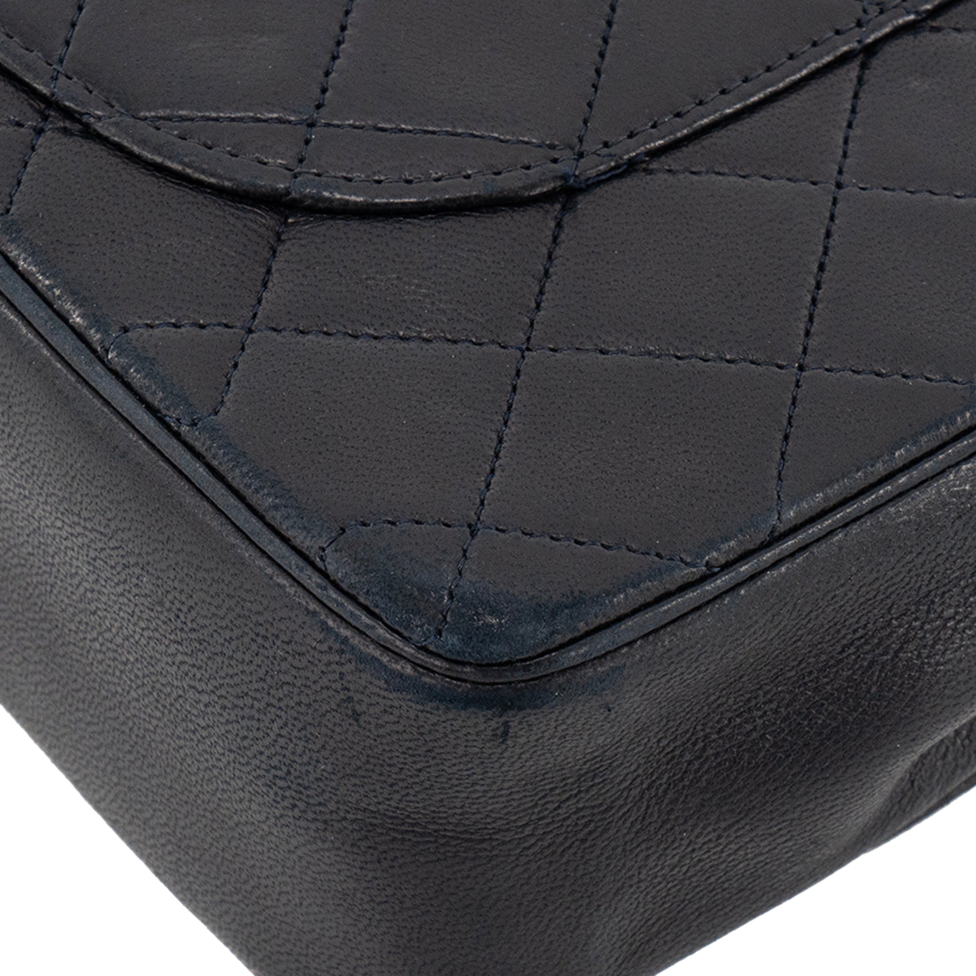 CHANEL - Sac à main Classique/Timeless Chanel en cuir lisse bleu marine vintage