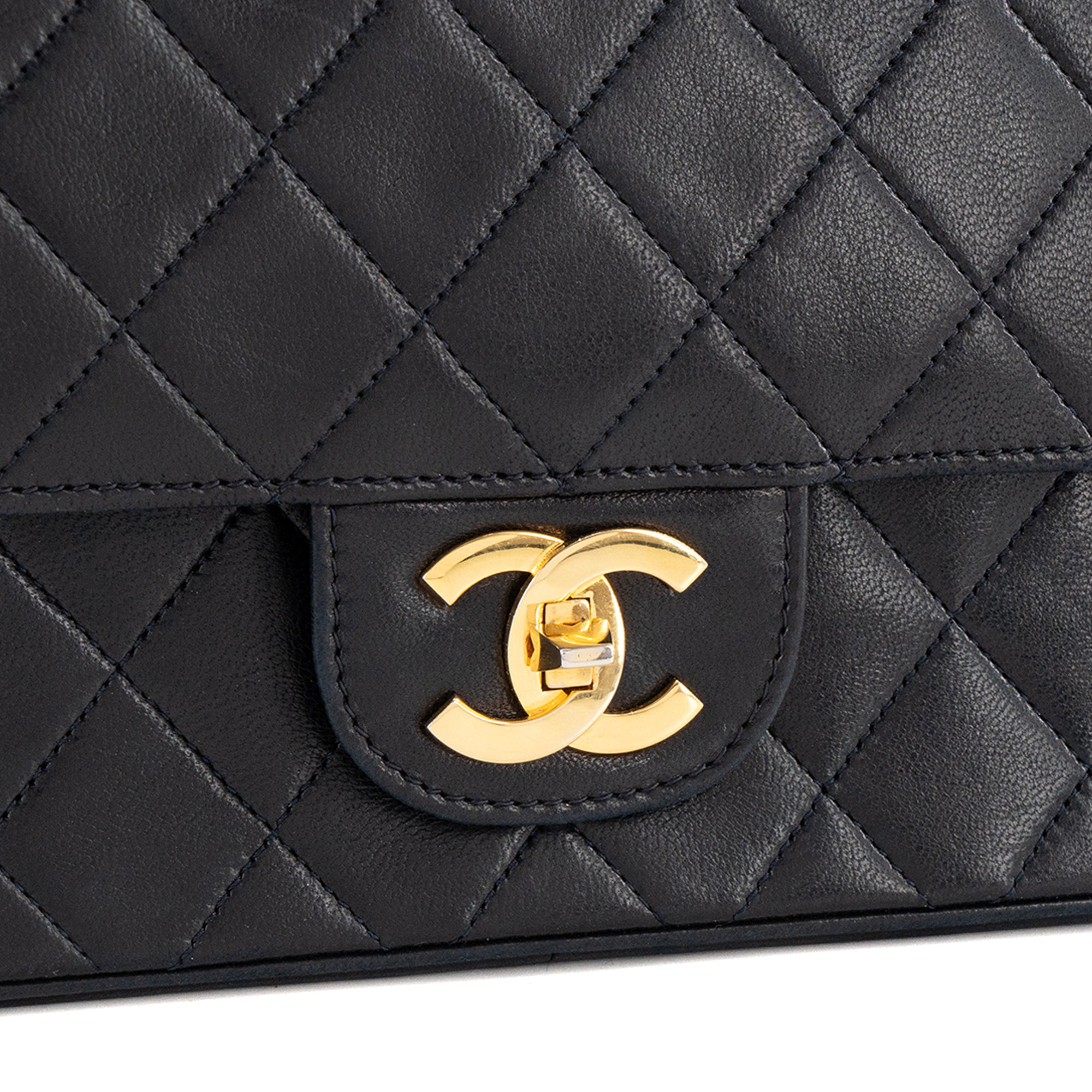 CHANEL - Sac à main Classique/Timeless Chanel en cuir lisse bleu marine vintage
