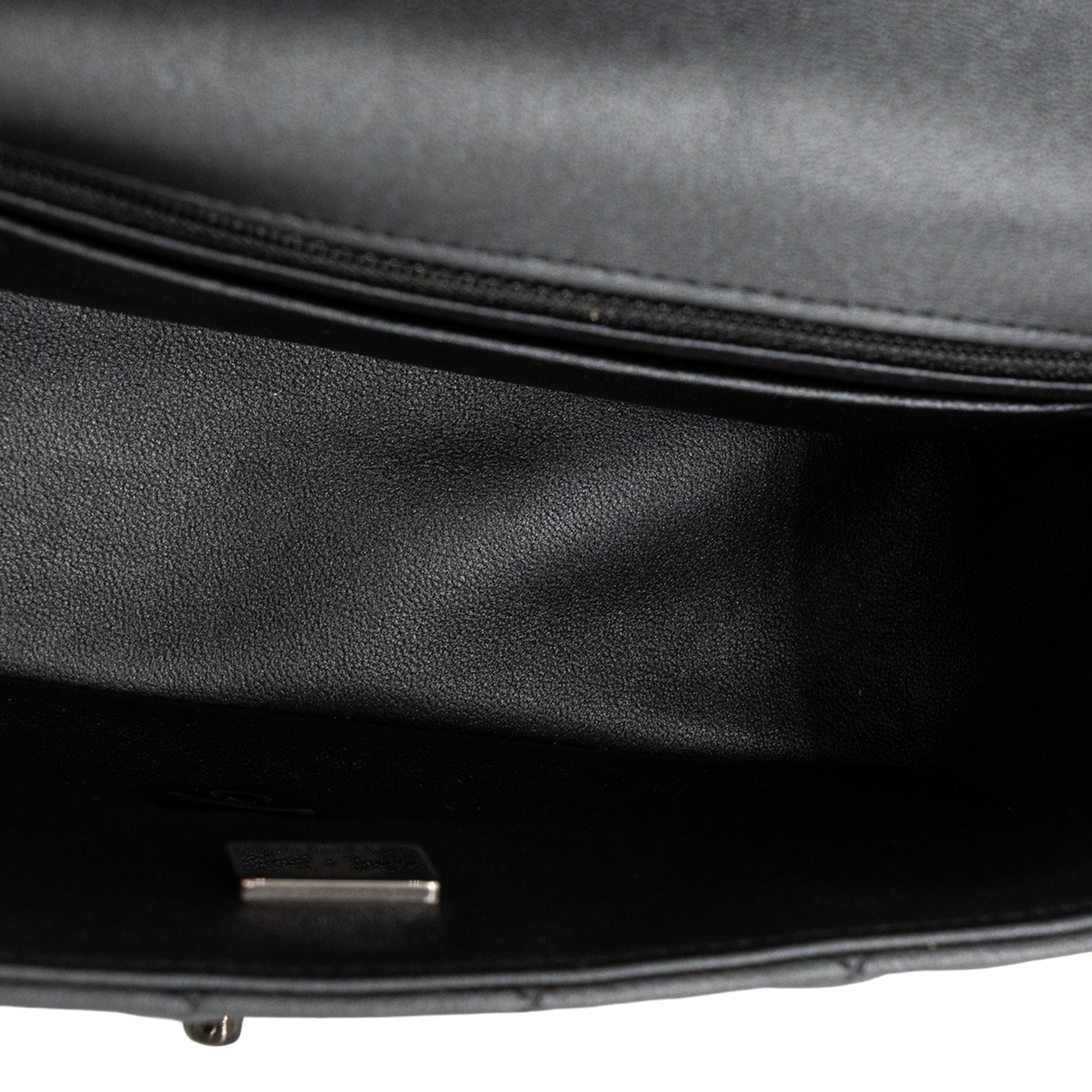 CHANEL - Sac à bandoulière Classique/Timeless Mini Rectangle Chanel en cuir lisse noir so black