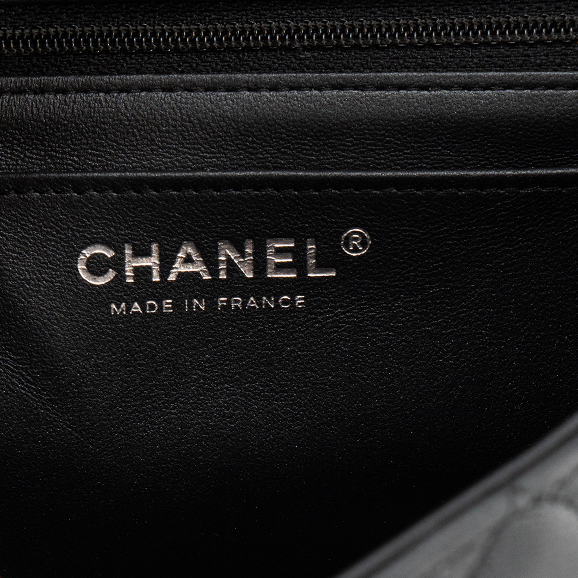 CHANEL - Sac à bandoulière Classique/Timeless Mini Rectangle Chanel en cuir lisse noir so black
