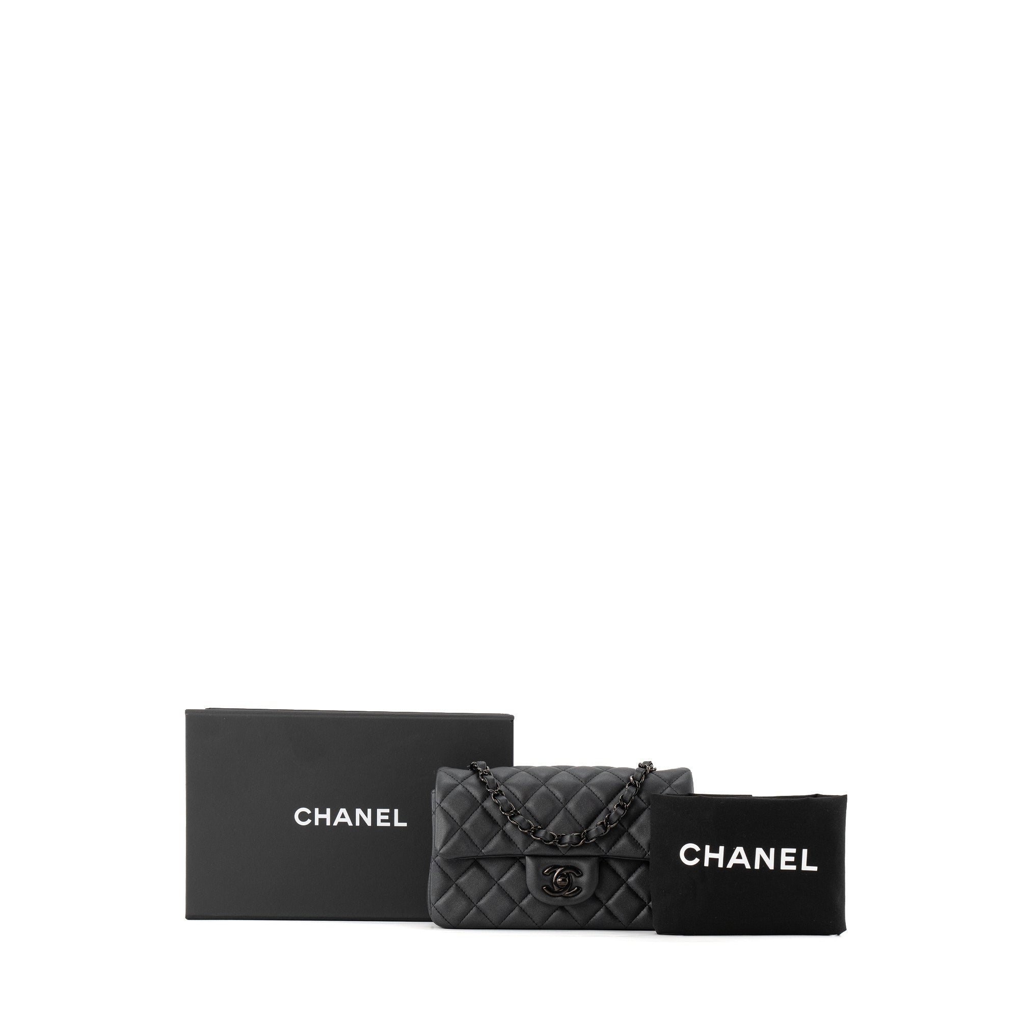 CHANEL - Sac à bandoulière Classique/Timeless Mini Rectangle Chanel en cuir lisse noir so black