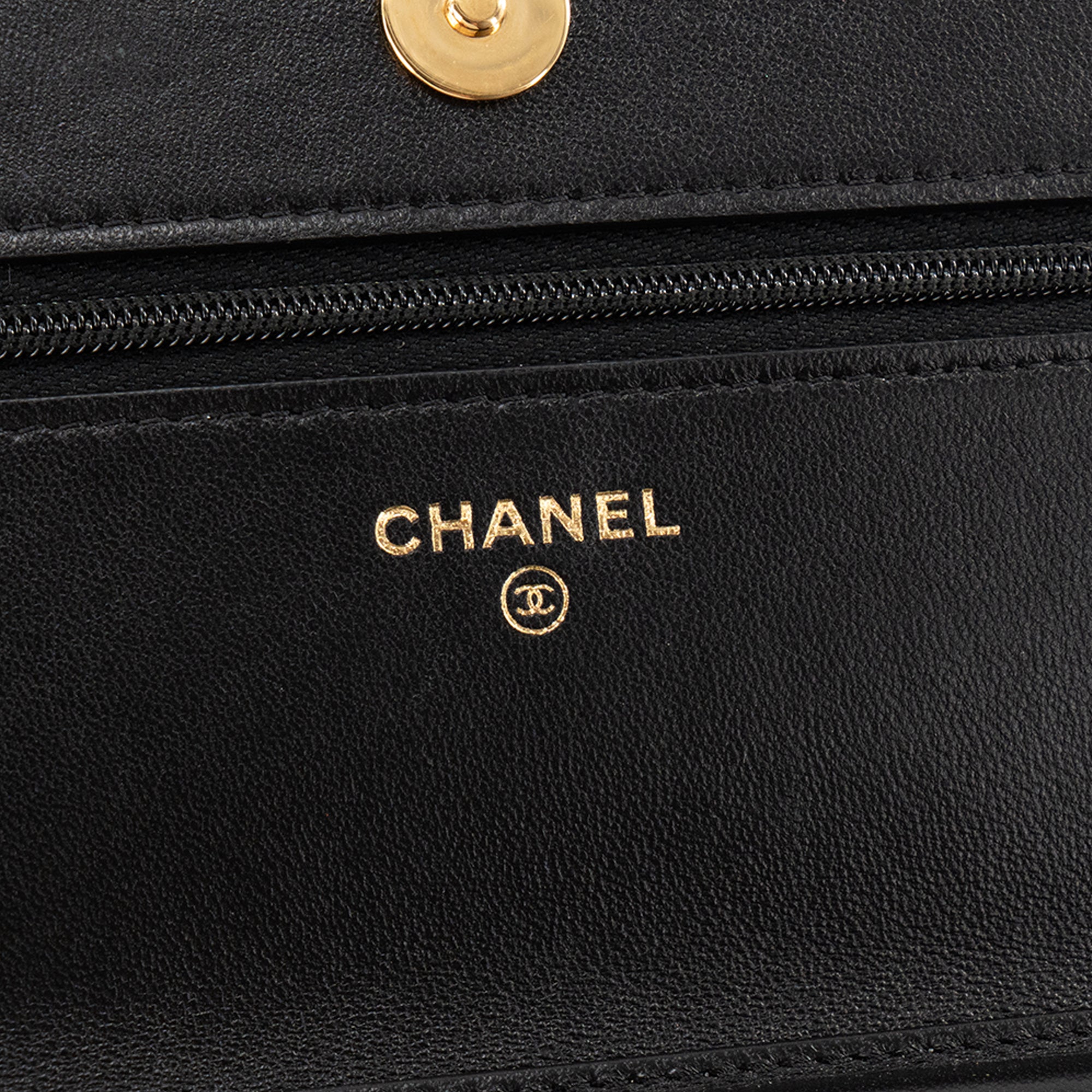 CHANEL - Sac à bandoulière Wallet On Chain Classique/Timeless Chanel en cuir lisse noir