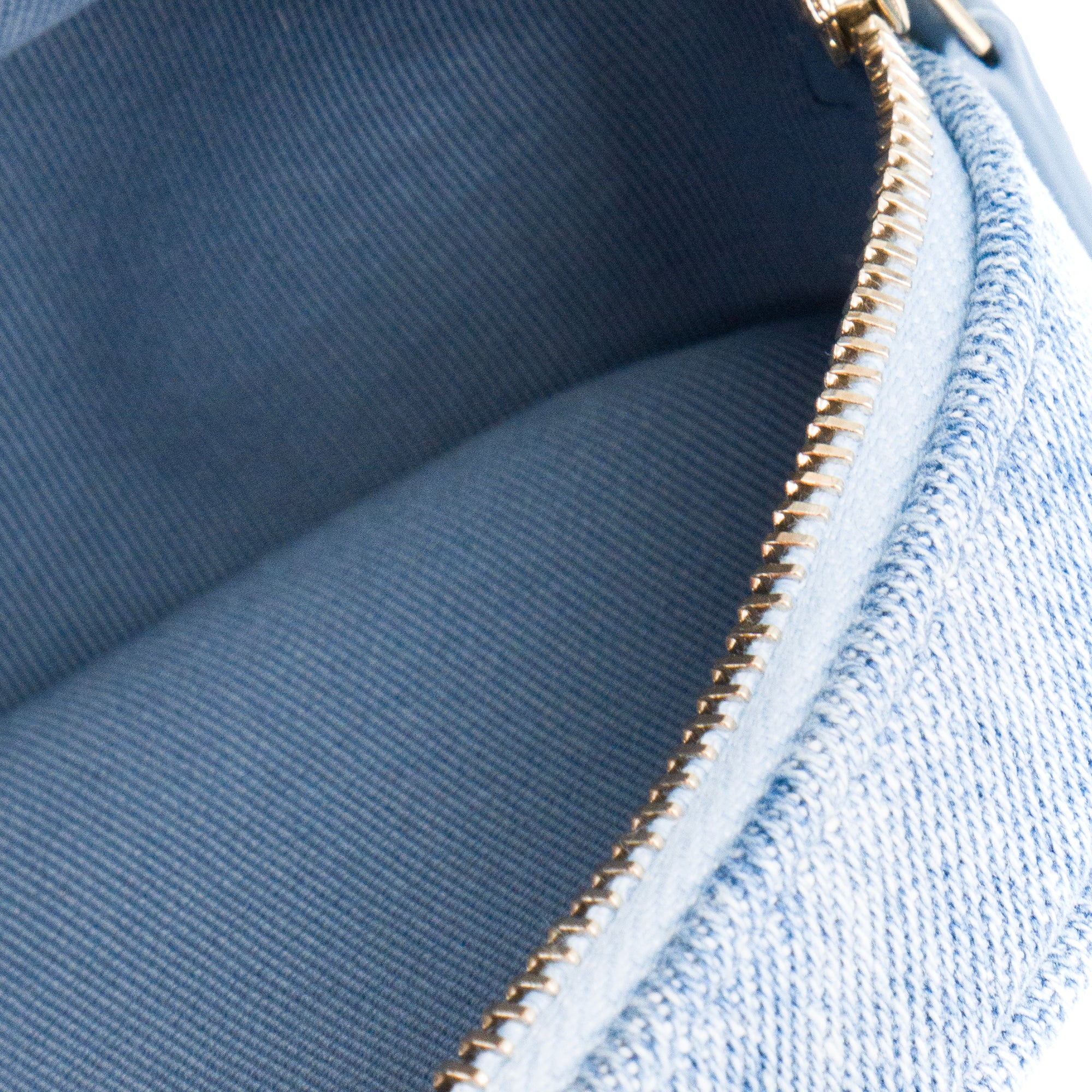 CHANEL - Sac à bandoulière Ovale CC Chanel en denim bleu et métal doré