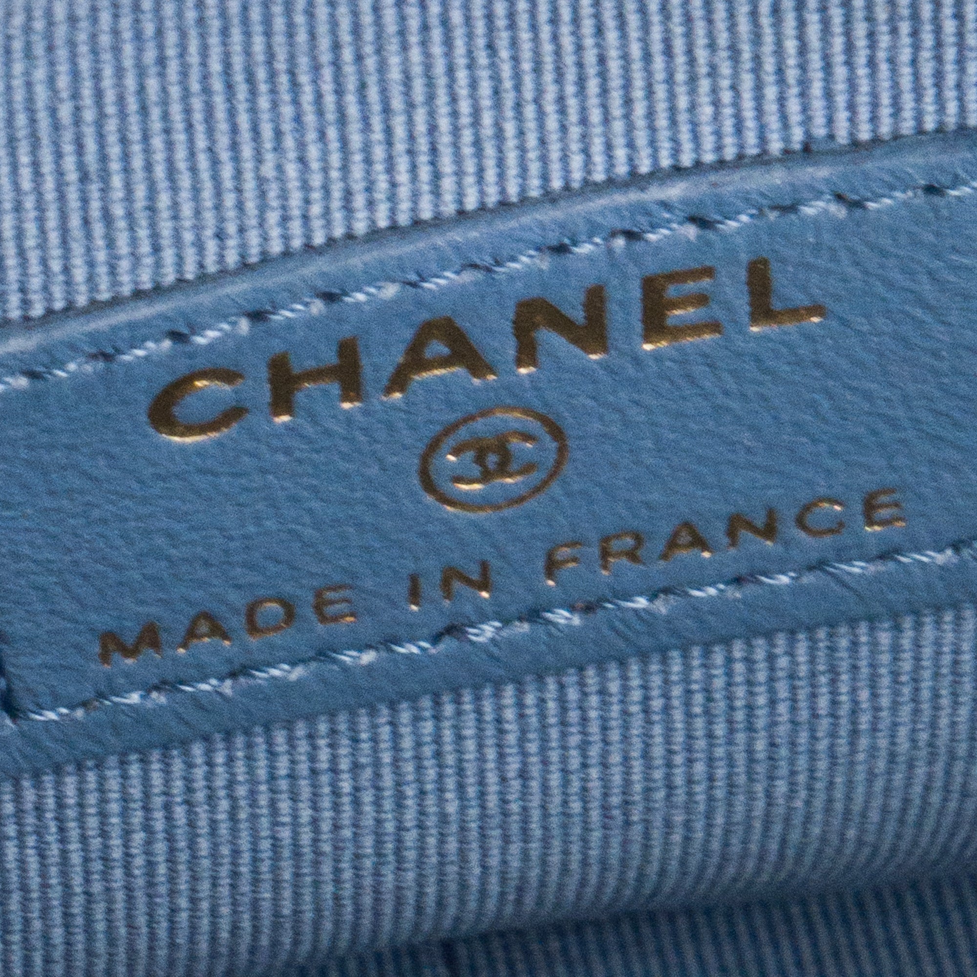 CHANEL - Sac à bandoulière Ovale CC Chanel en denim bleu et métal doré