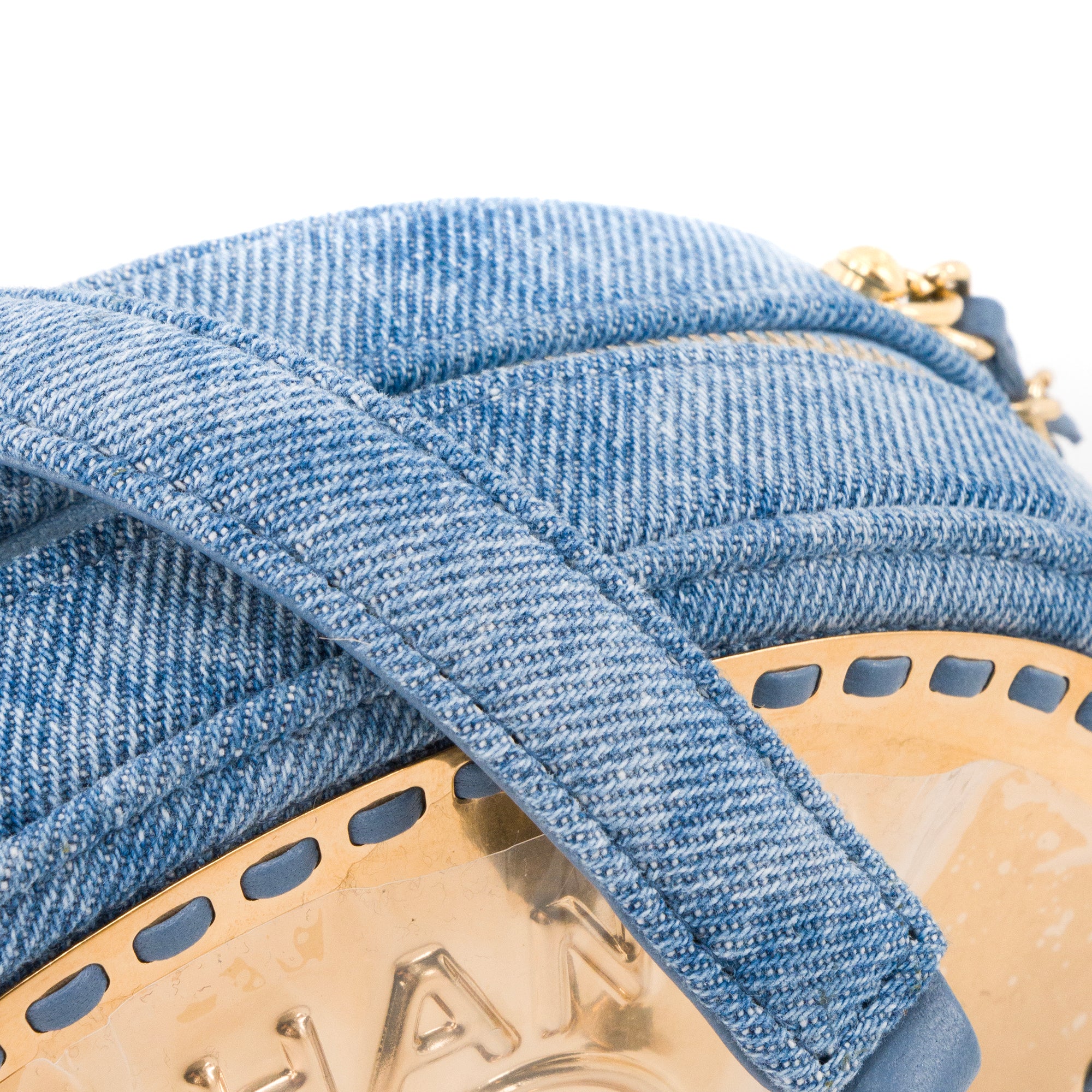 CHANEL - Sac à bandoulière Ovale CC Chanel en denim bleu et métal doré