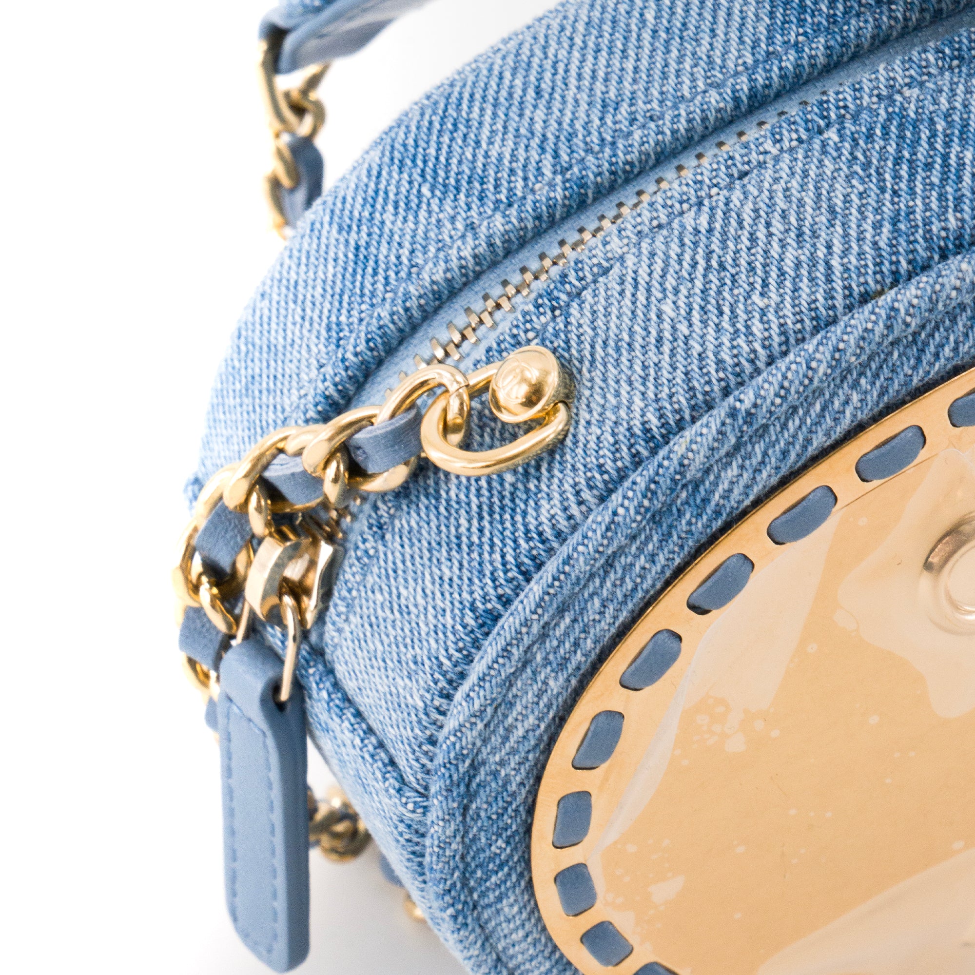 CHANEL - Sac à bandoulière Ovale CC Chanel en denim bleu et métal doré