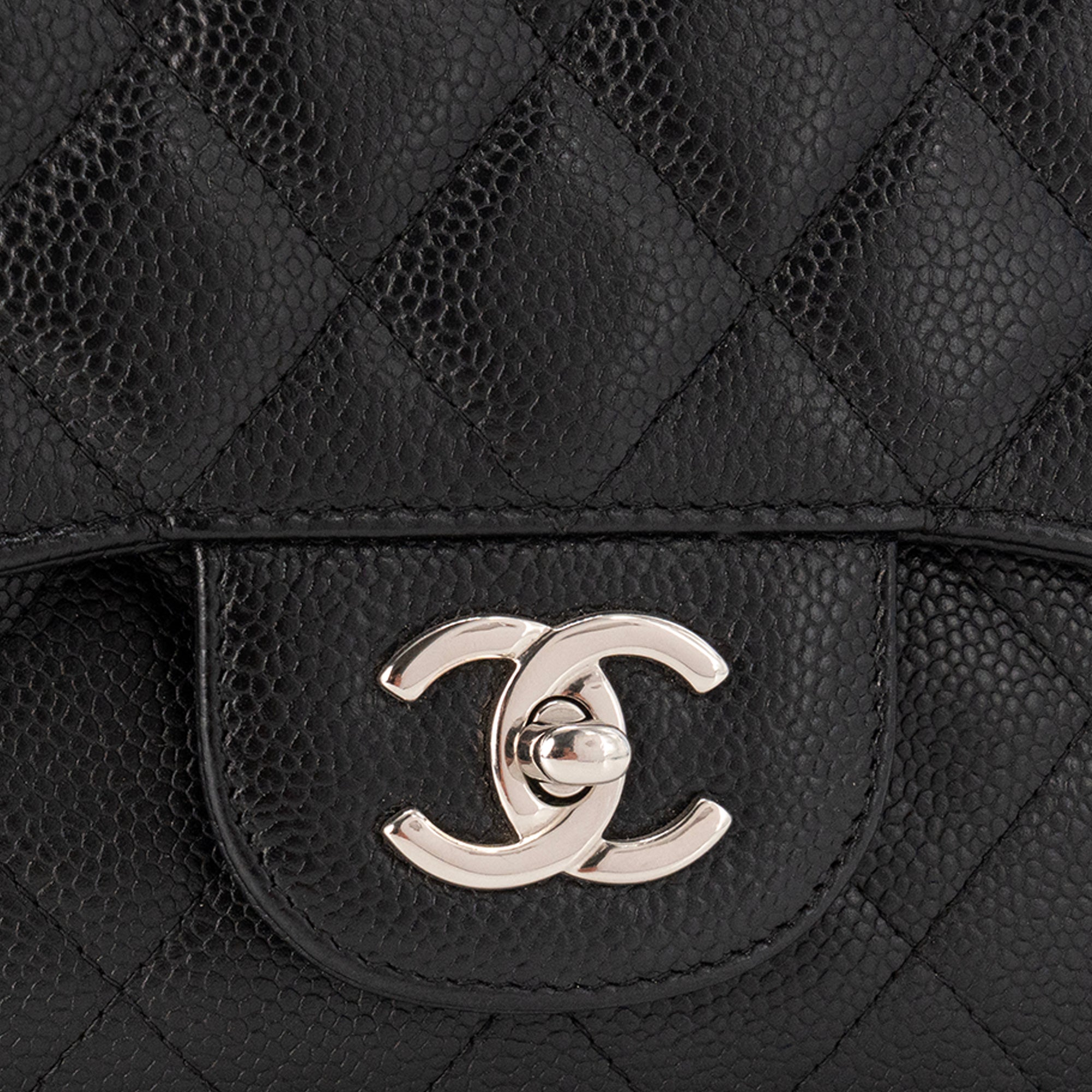 CHANEL - Sac à bandoulière Classique/Timeless Jumbo Chanel en cuir caviar noir
