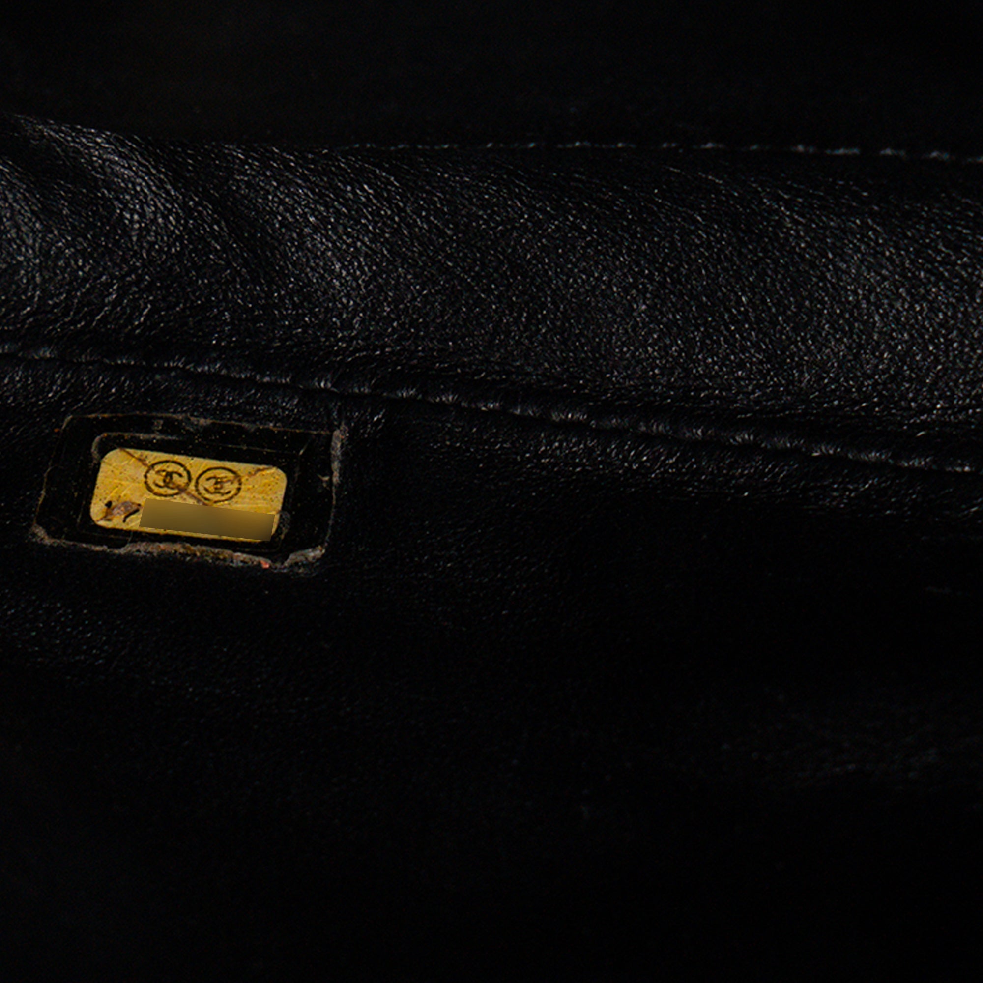 CHANEL - Sac à épaule Classique/Timeless Chanel en cuir lisse noir