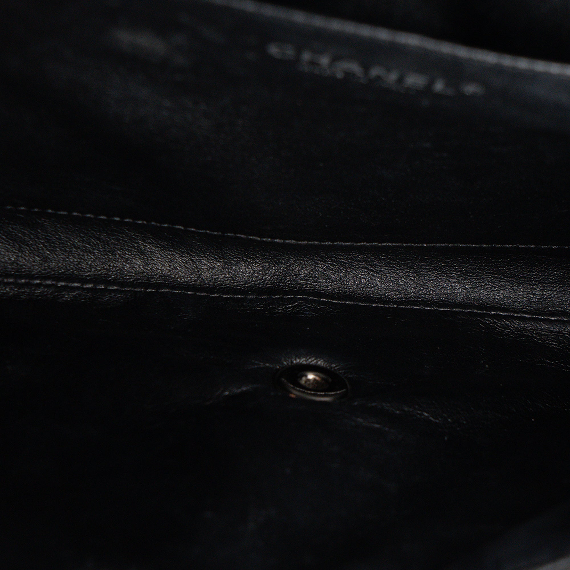 CHANEL - Sac à épaule Classique/Timeless Chanel en cuir lisse noir