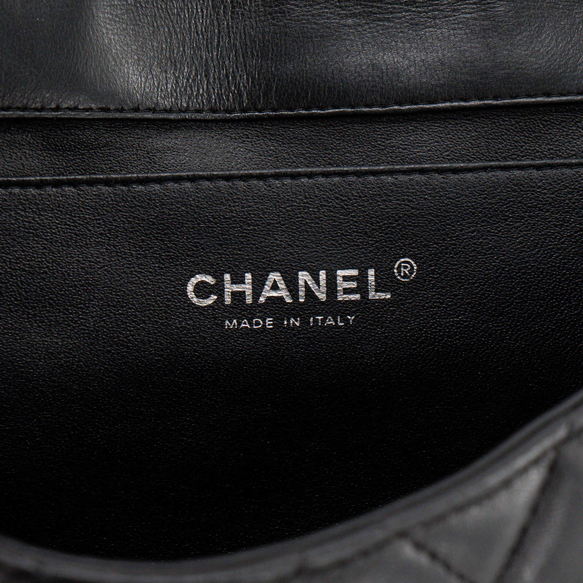 CHANEL - Sac à épaule Classique/Timeless Chanel en cuir lisse noir