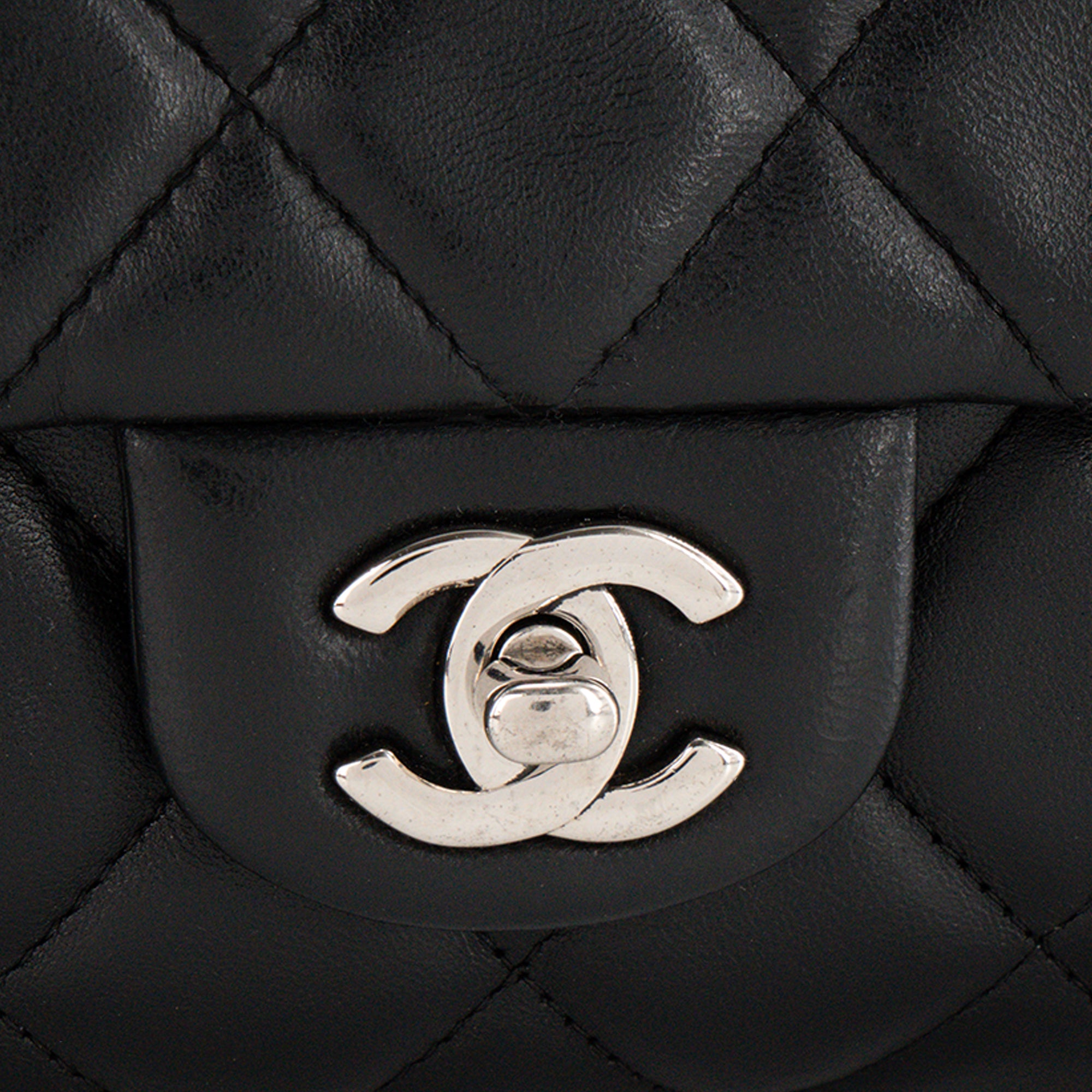CHANEL - Sac à épaule Classique/Timeless Chanel en cuir lisse noir