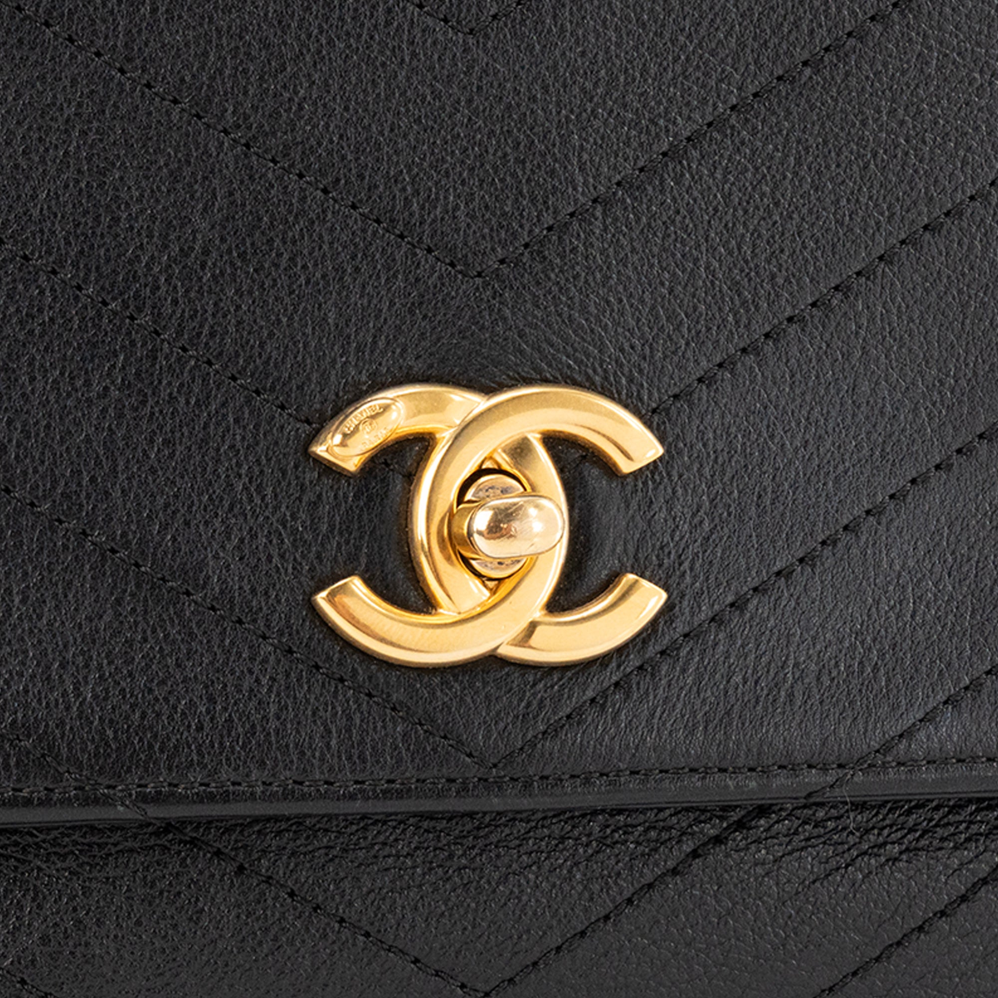 CHANEL - Sac à bandoulière Coco Handle Chanel en cuir chevron noir et anse-bandoulière en python