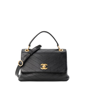 CHANEL - Sac à bandoulière Coco Handle Chanel en cuir chevron noir et anse-bandoulière en python
