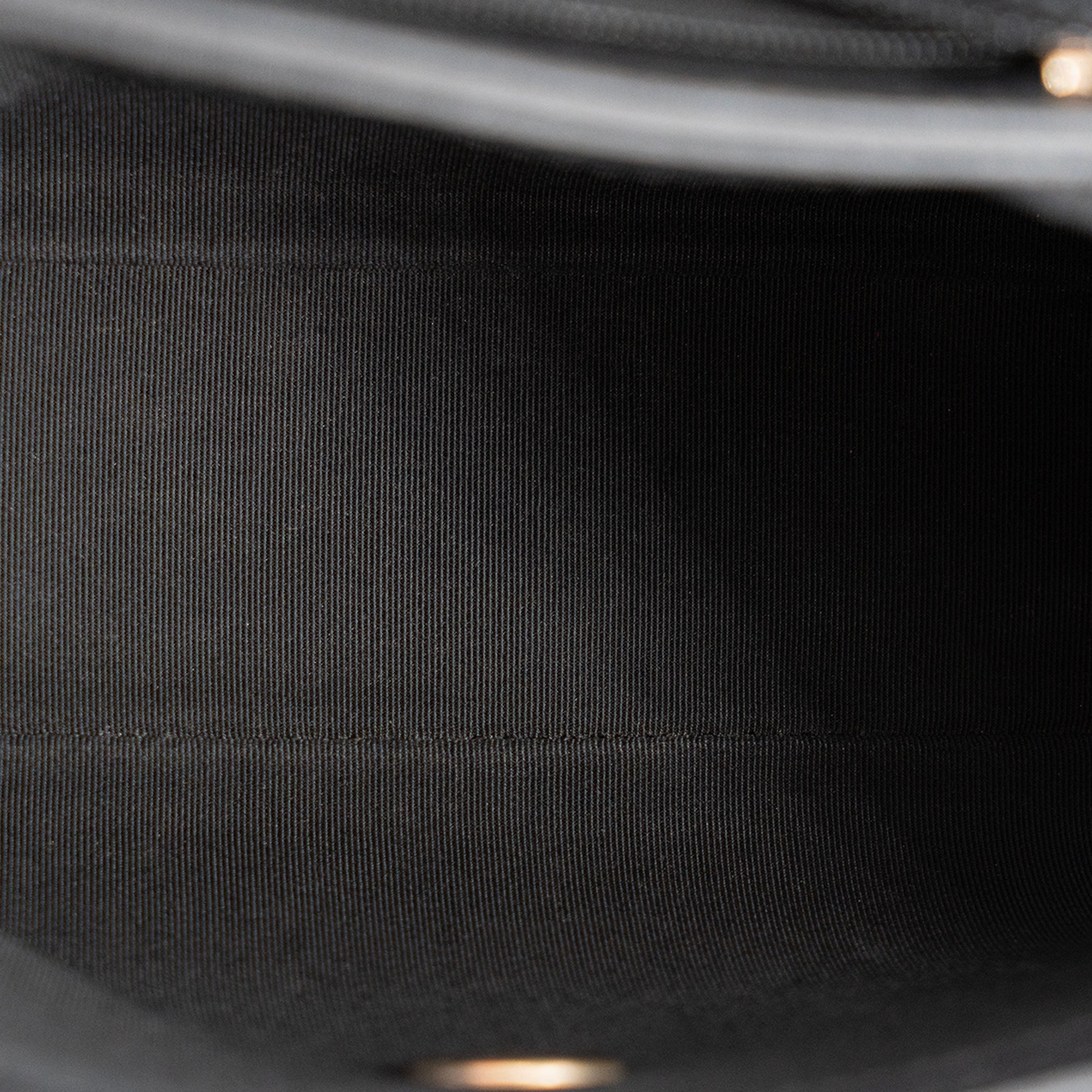 CHANEL - Sac à bandoulière Coco Handle Chanel en cuir chevron noir et anse-bandoulière en python