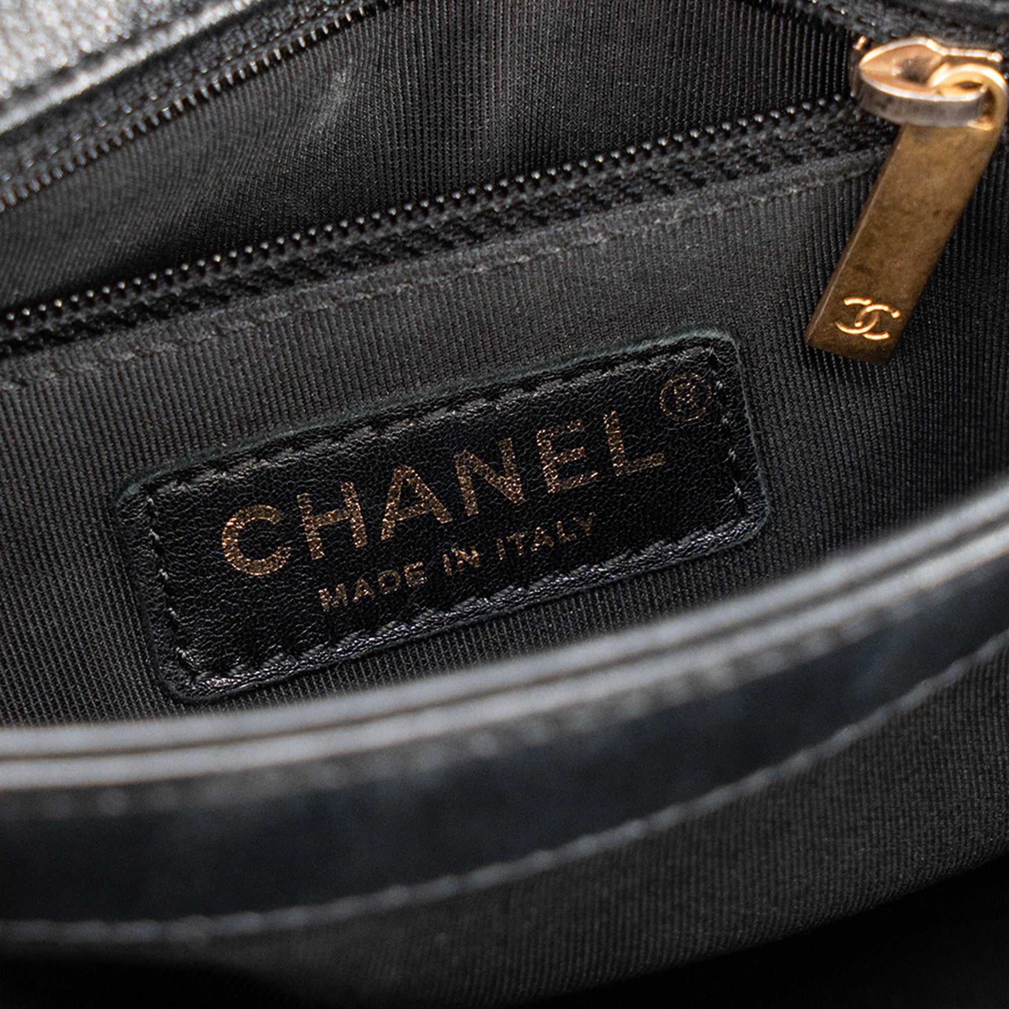 CHANEL - Sac à bandoulière Coco Handle Chanel en cuir chevron noir et anse-bandoulière en python