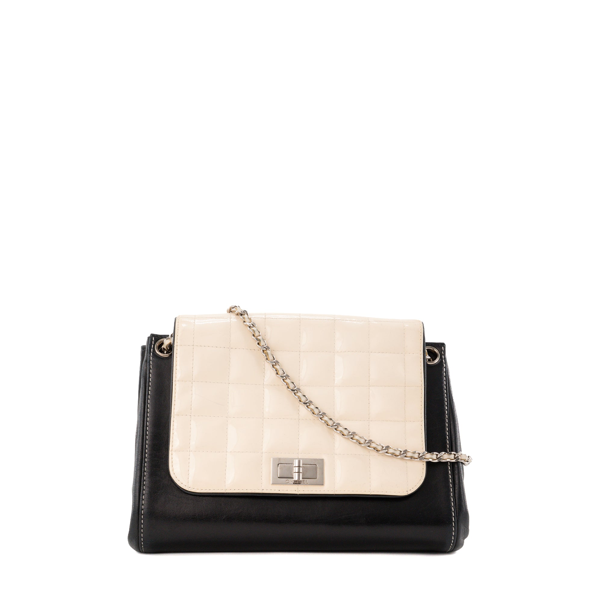 CHANEL - Sac à épaule Chocolate Bar Accordion Chanel en cuir lisse noir et verni beige