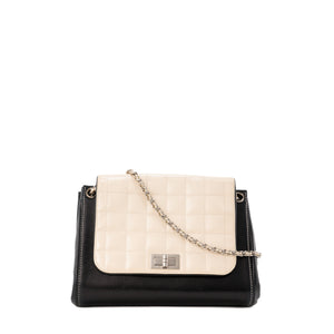 CHANEL - Sac à épaule Chocolate Bar Accordion Chanel en cuir lisse noir et verni beige