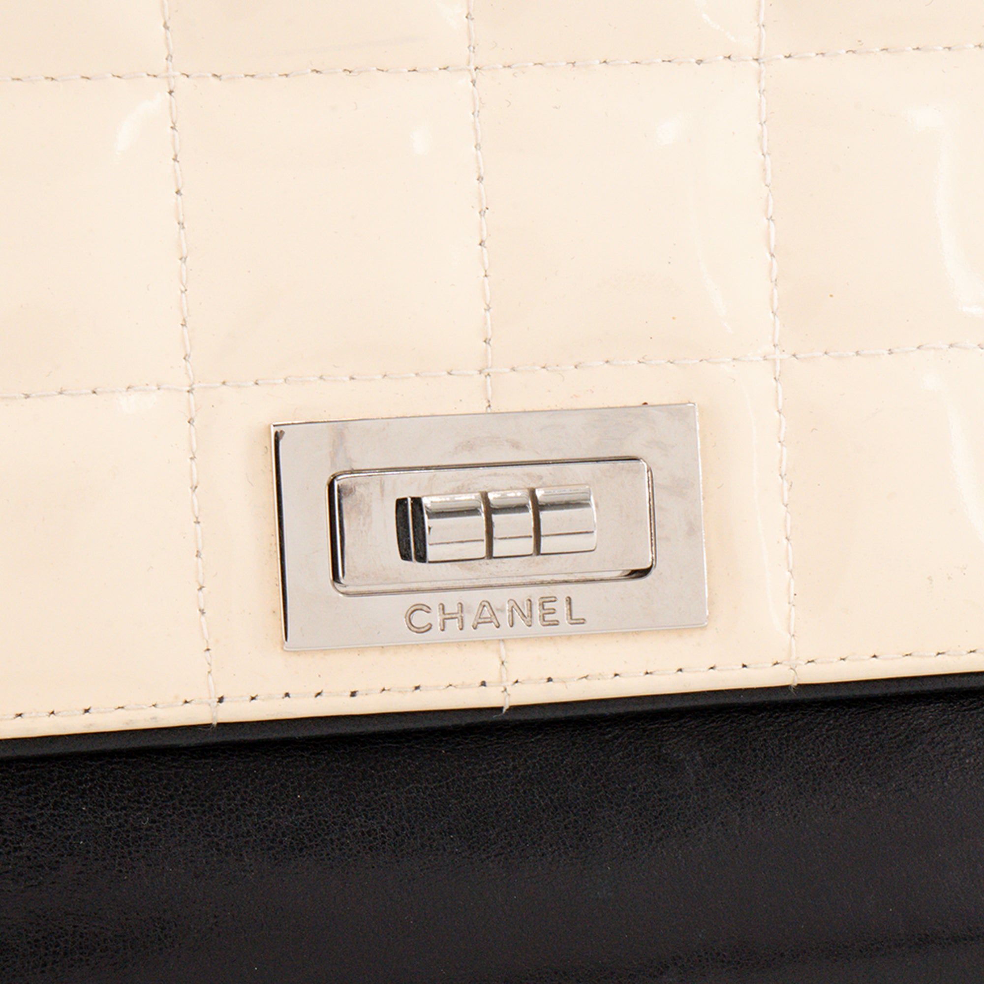 CHANEL - Sac à épaule Chocolate Bar Accordion Chanel en cuir lisse noir et verni beige