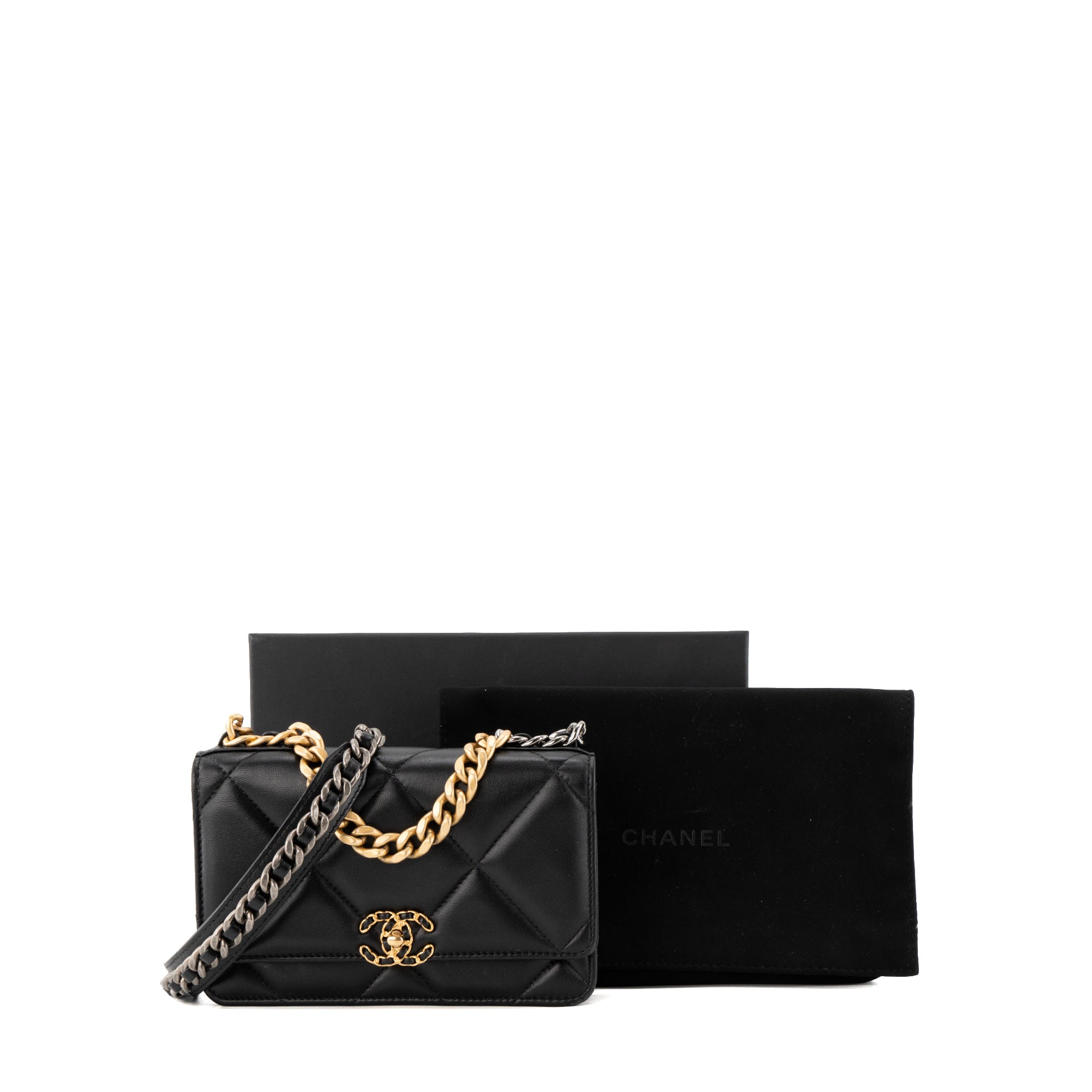 CHANEL - Sac à bandoulière Wallet On Chain 19 Chanel en cuir lisse noir