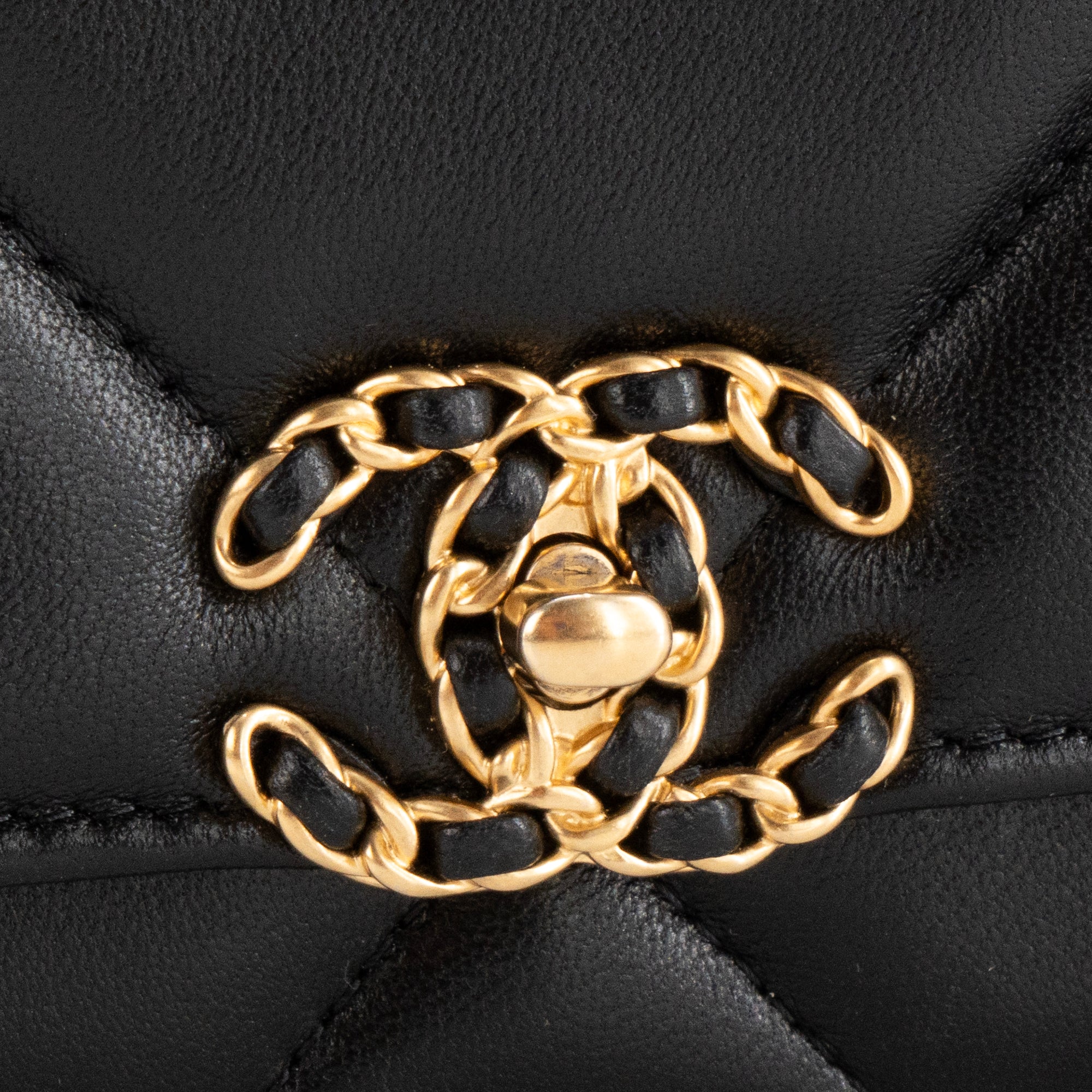 CHANEL - Sac à bandoulière Wallet On Chain 19 Chanel en cuir lisse noir