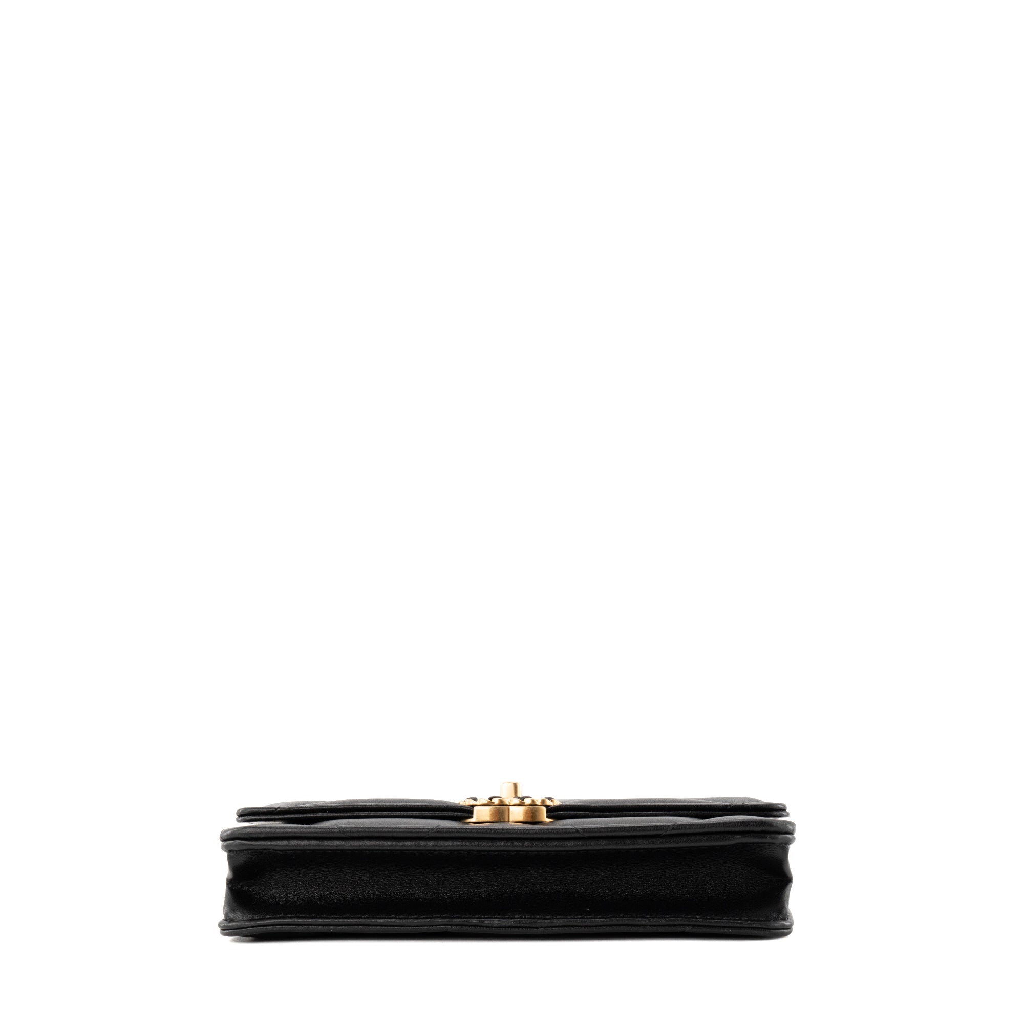 CHANEL - Sac à bandoulière Wallet On Chain 19 Chanel en cuir lisse noir