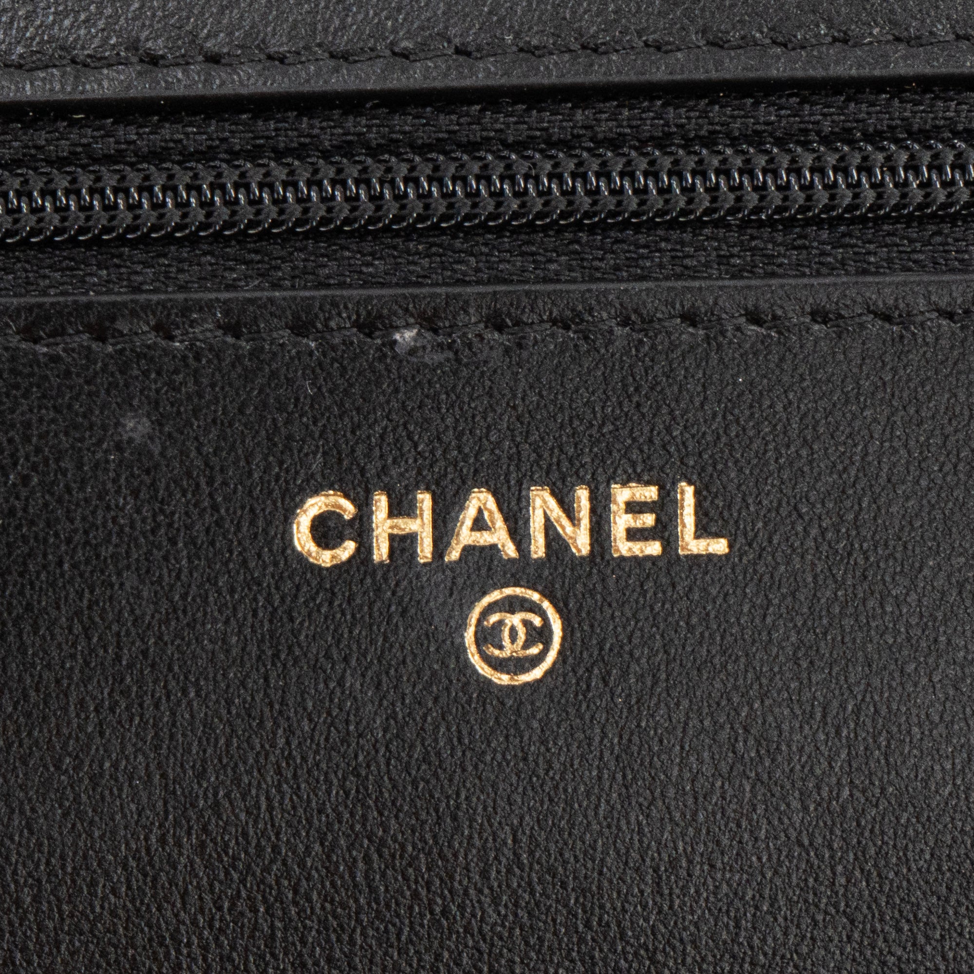 CHANEL - Sac à bandoulière Wallet On Chain 19 Chanel en cuir lisse noir