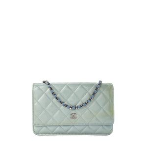 CHANEL - Sac à bandoulière Wallet On Chain Classique/Timeless Chanel en cuir verni bleu vert