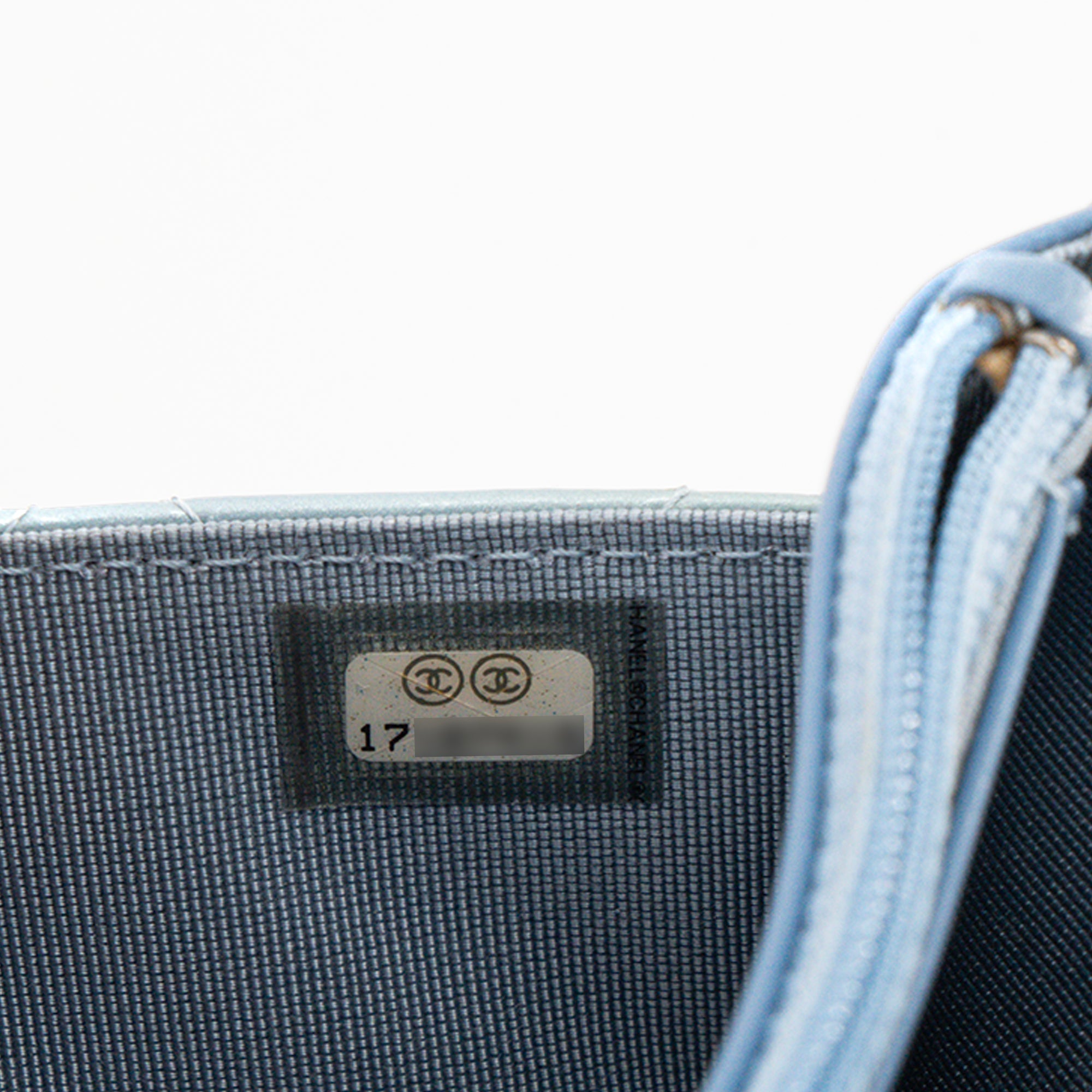 CHANEL - Sac à bandoulière Wallet On Chain Classique/Timeless Chanel en cuir verni bleu vert