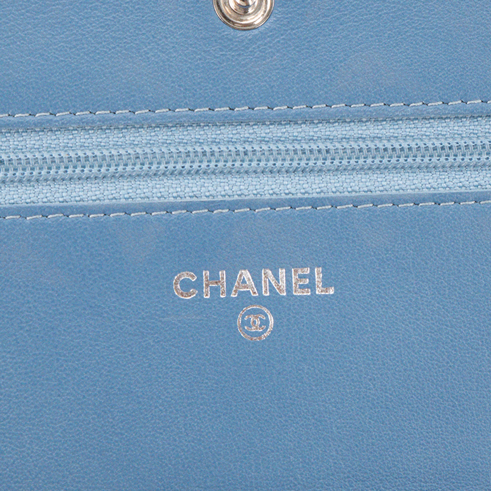 CHANEL - Sac à bandoulière Wallet On Chain Classique/Timeless Chanel en cuir verni bleu vert