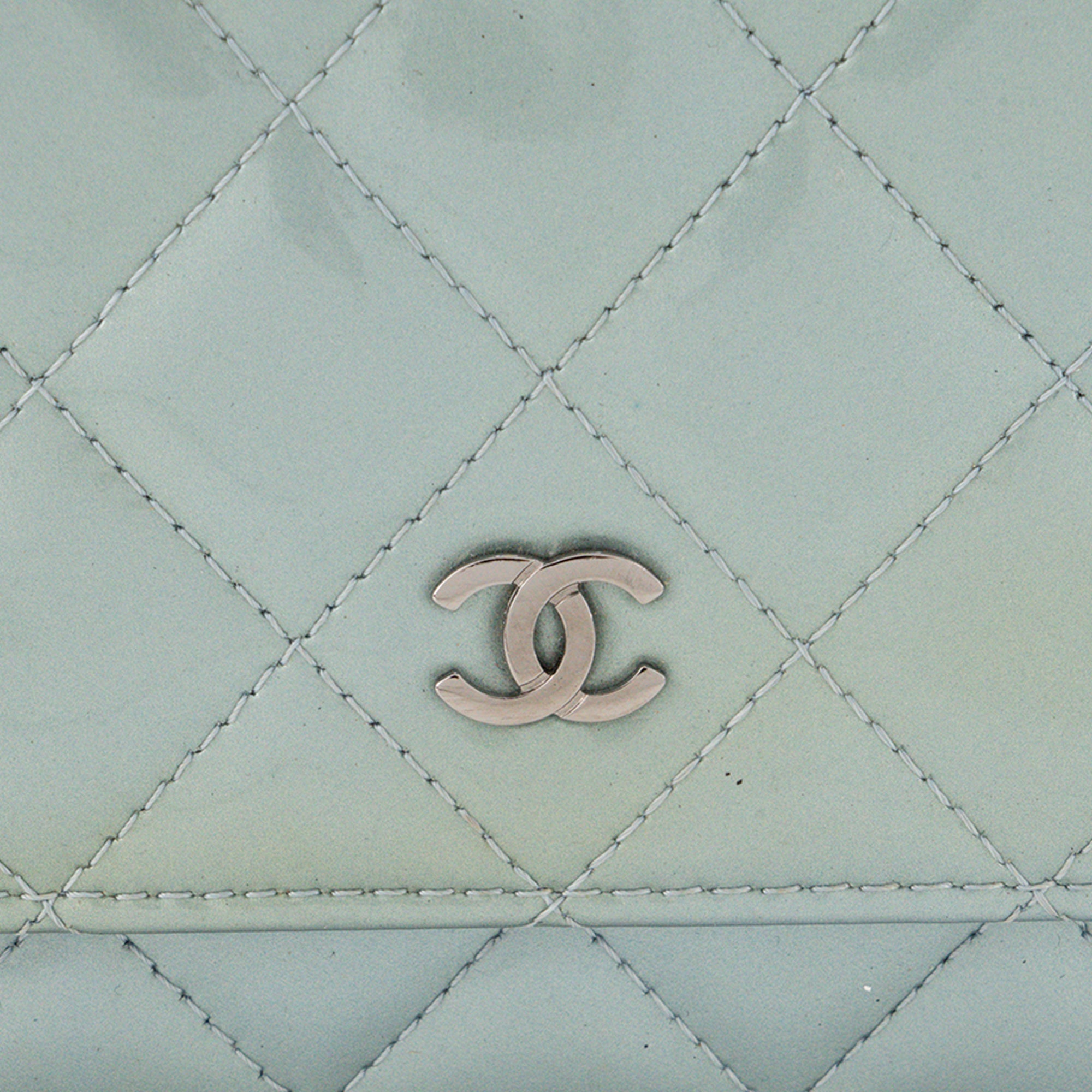CHANEL - Sac à bandoulière Wallet On Chain Classique/Timeless Chanel en cuir verni bleu vert