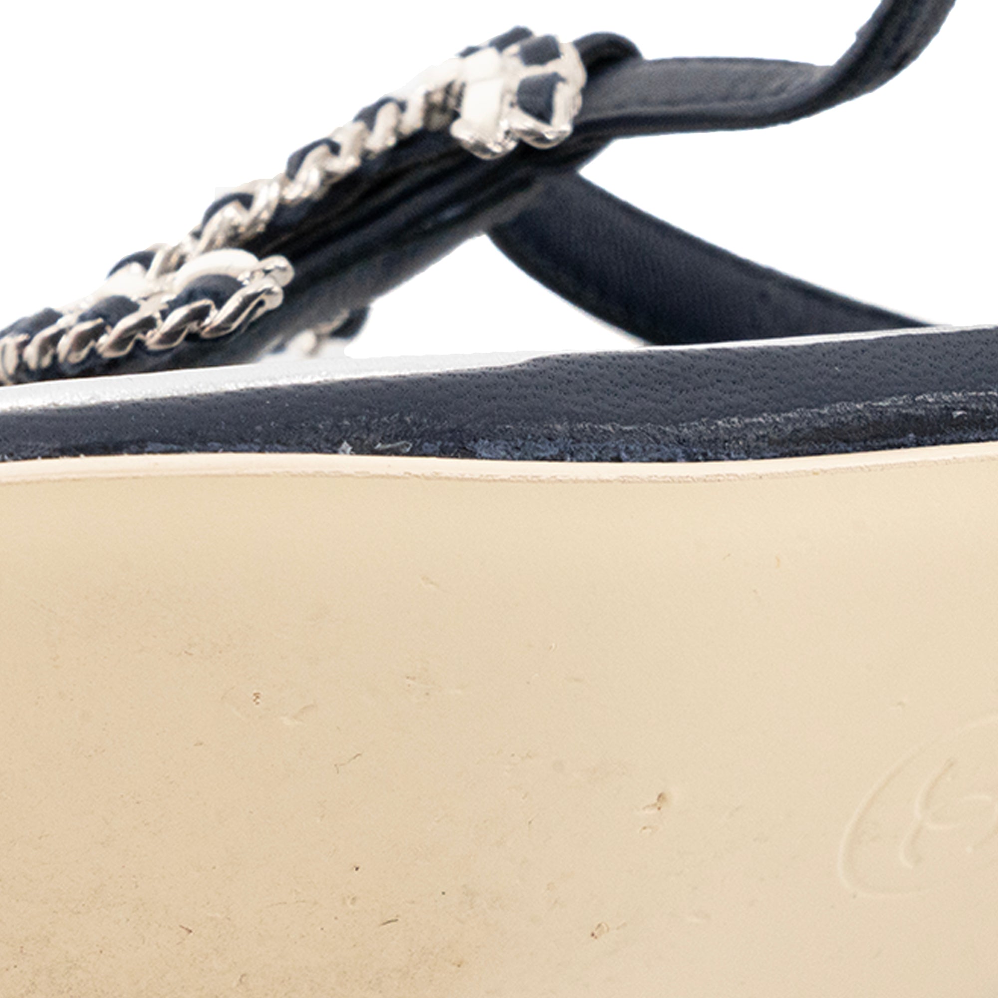 CHANEL - Sandales CC Chanel en cuir lisse bleu marine (T36C)