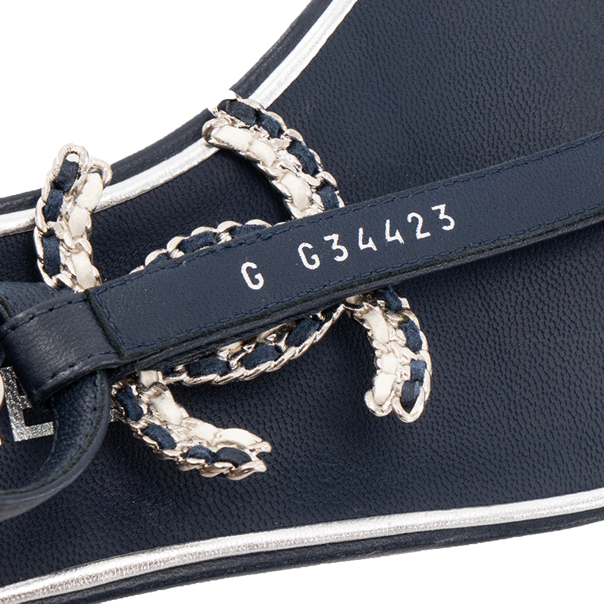 CHANEL - Sandales CC Chanel en cuir lisse bleu marine (T36C)