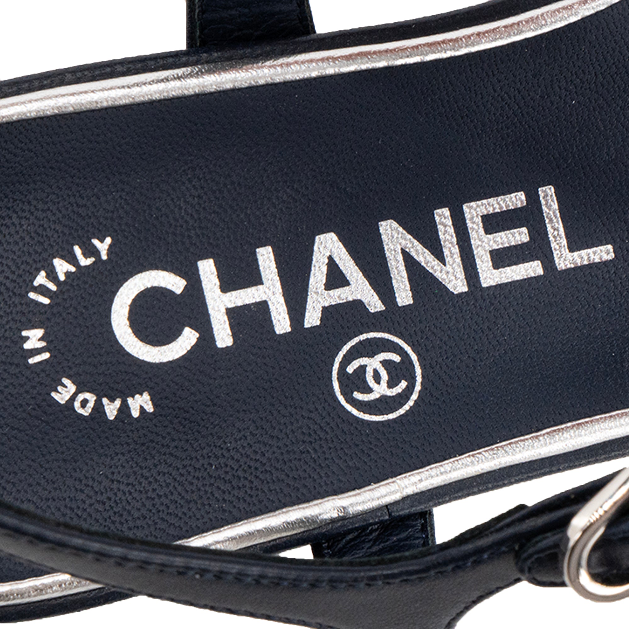 CHANEL - Sandales CC Chanel en cuir lisse bleu marine (T36C)